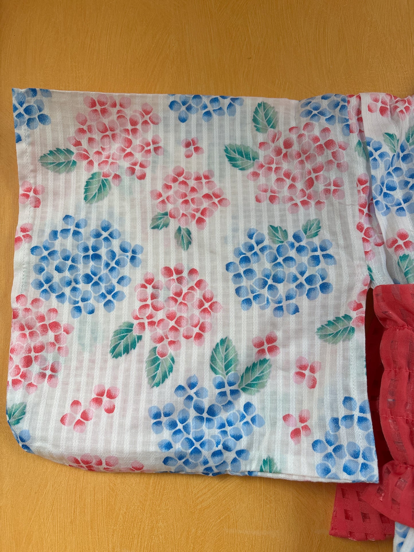ensemble robe et veste yukata pour fille, motif floraux rose et bleu sur fond blanc