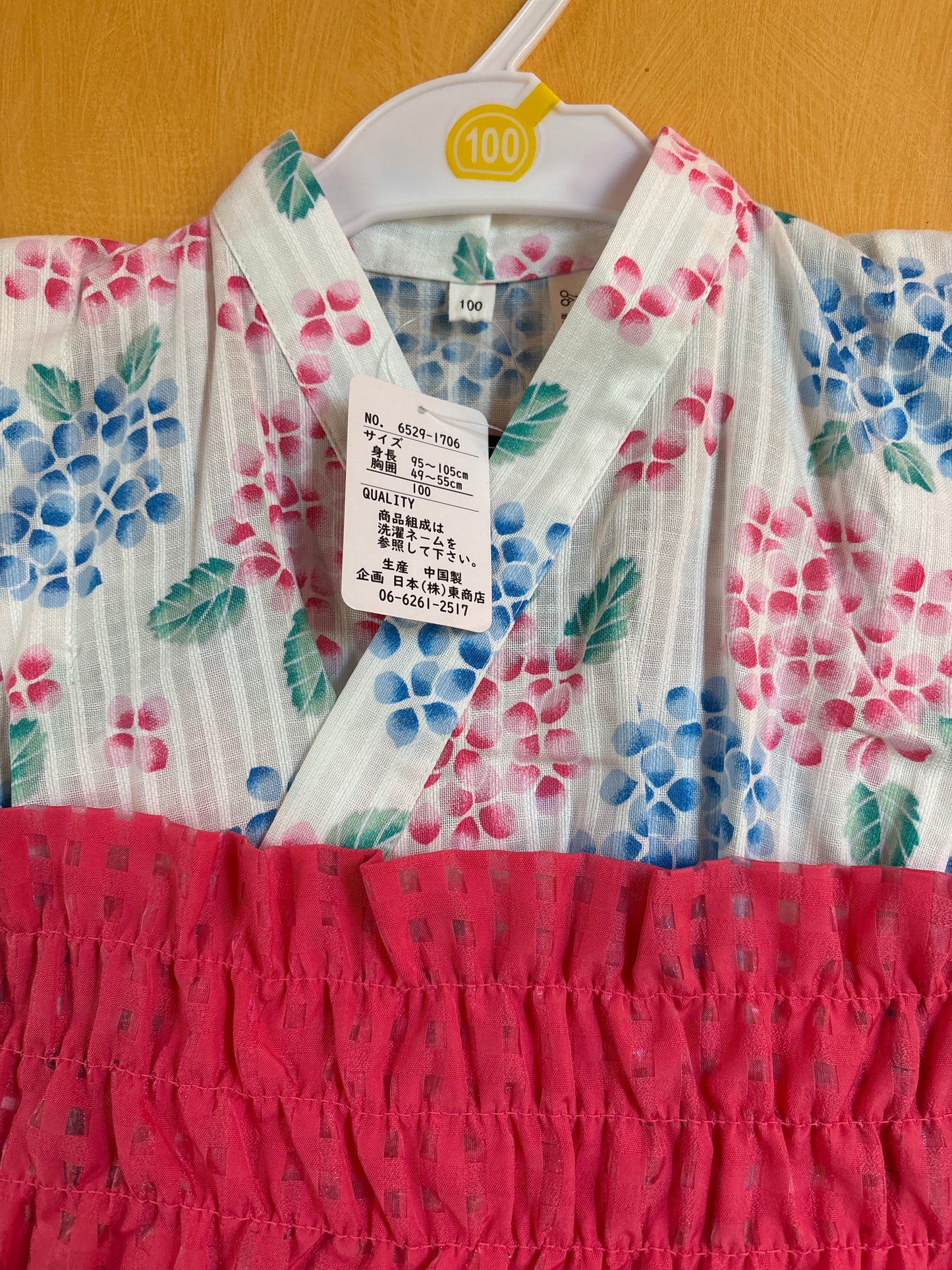 ensemble robe et veste yukata pour fille, motif floraux rose et bleu sur fond blanc