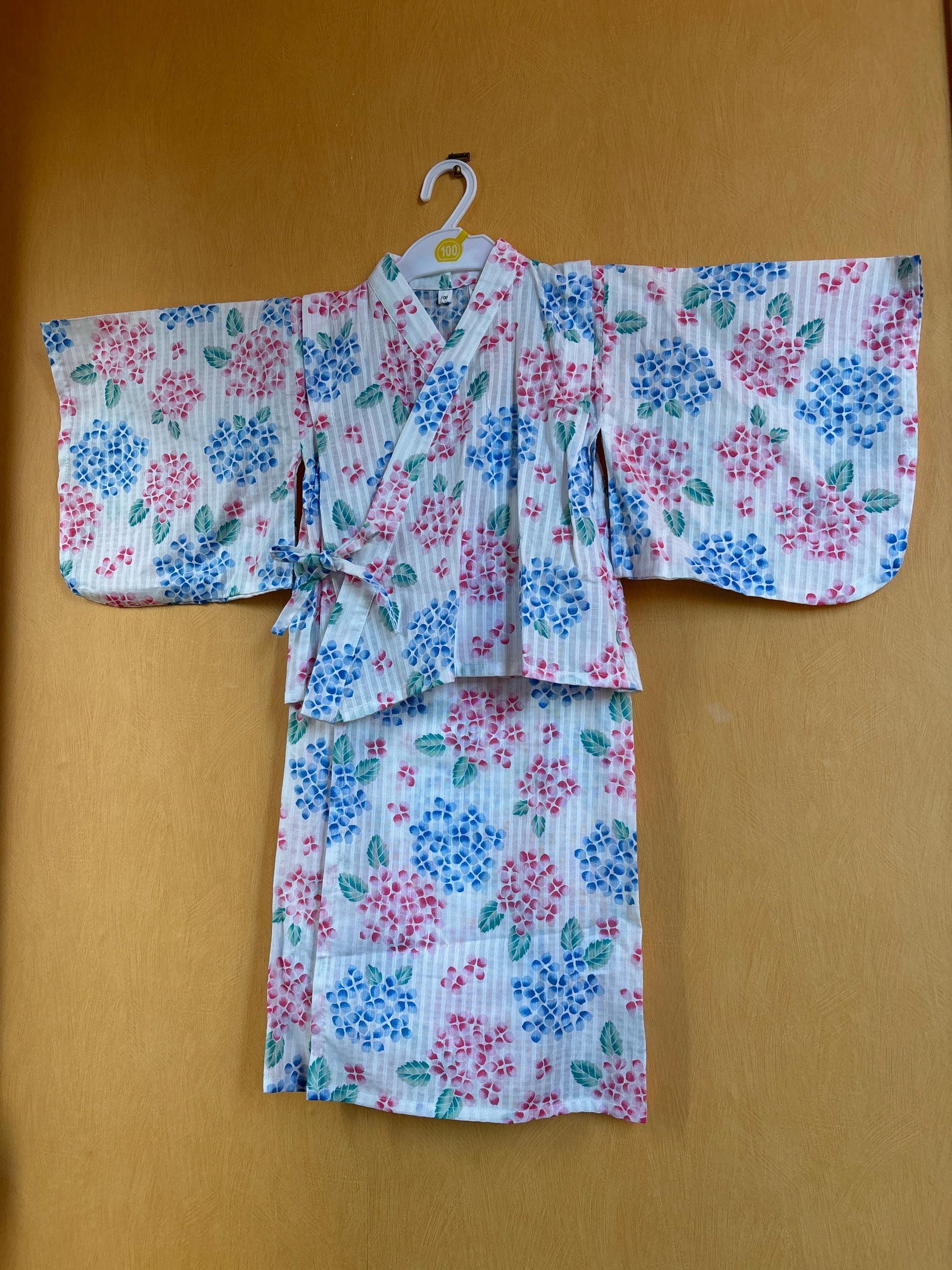 ensemble robe et veste yukata pour fille à motif floraux rose et bleu sur fond blanc