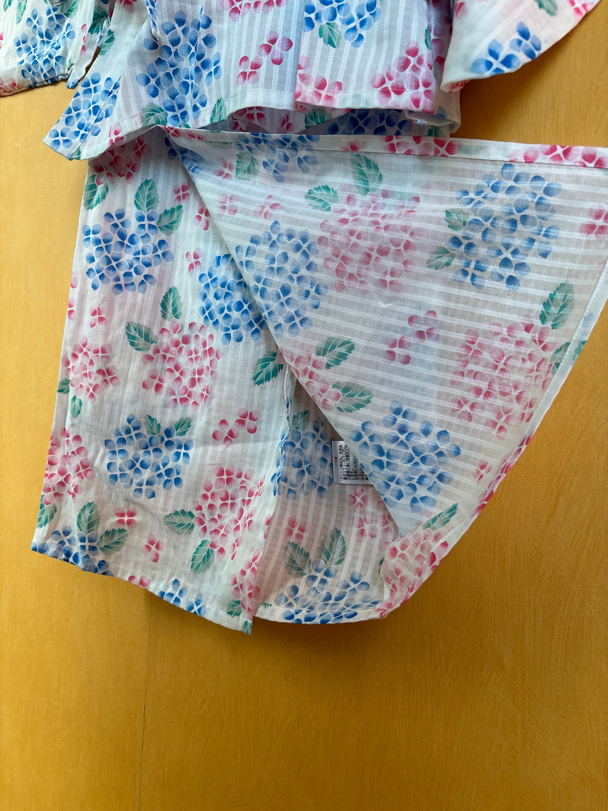 ensemble robe et veste yukata pour fille à motif floraux rose et bleu sur fond blanc