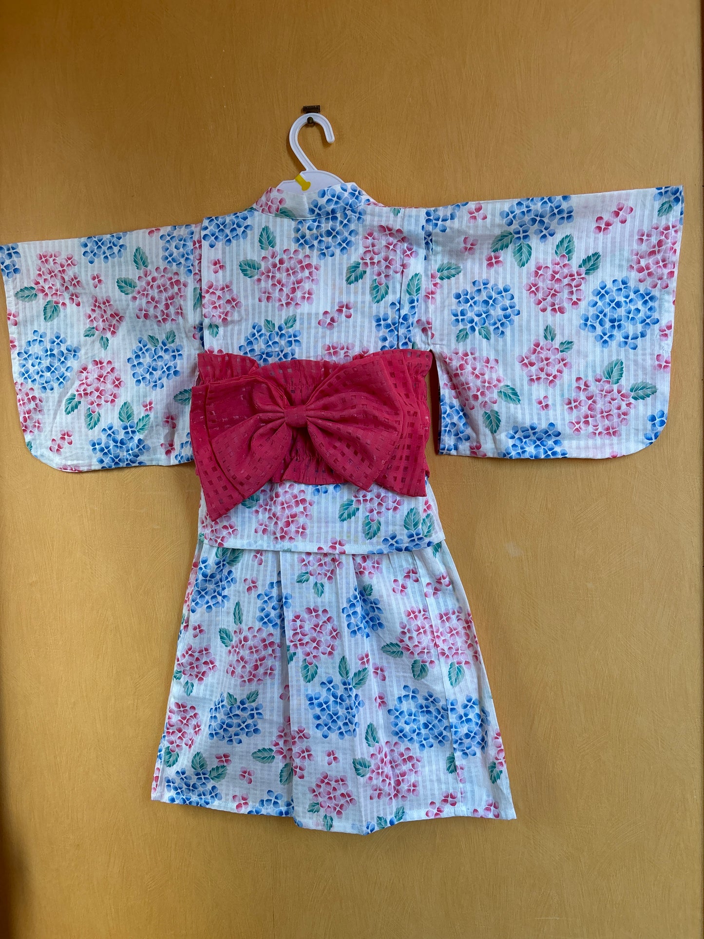 ensemble robe et veste yukata pour fille à motif floraux rose et bleu sur fond blanc