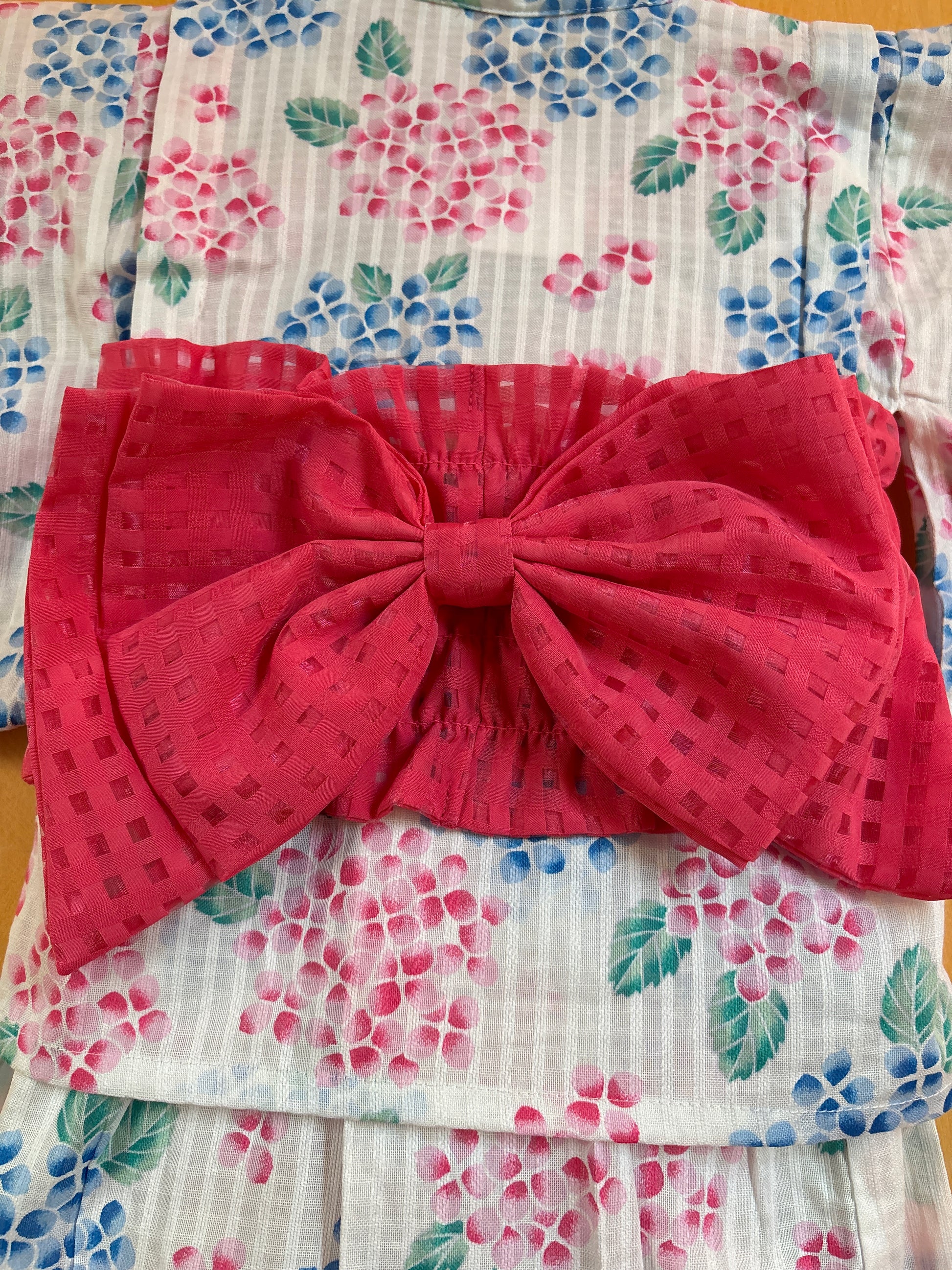 ensemble robe et veste yukata pour fille à motif floraux rose et bleu sur fond blanc