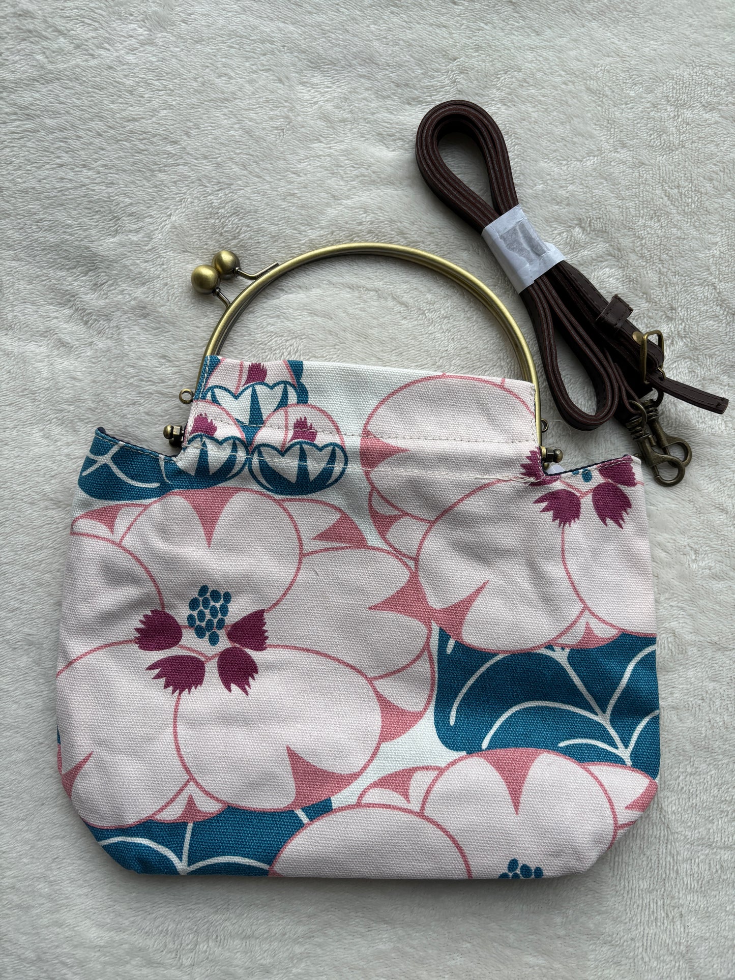 sac à main japonais bleu à motifs floraux blanc, bleu et rose