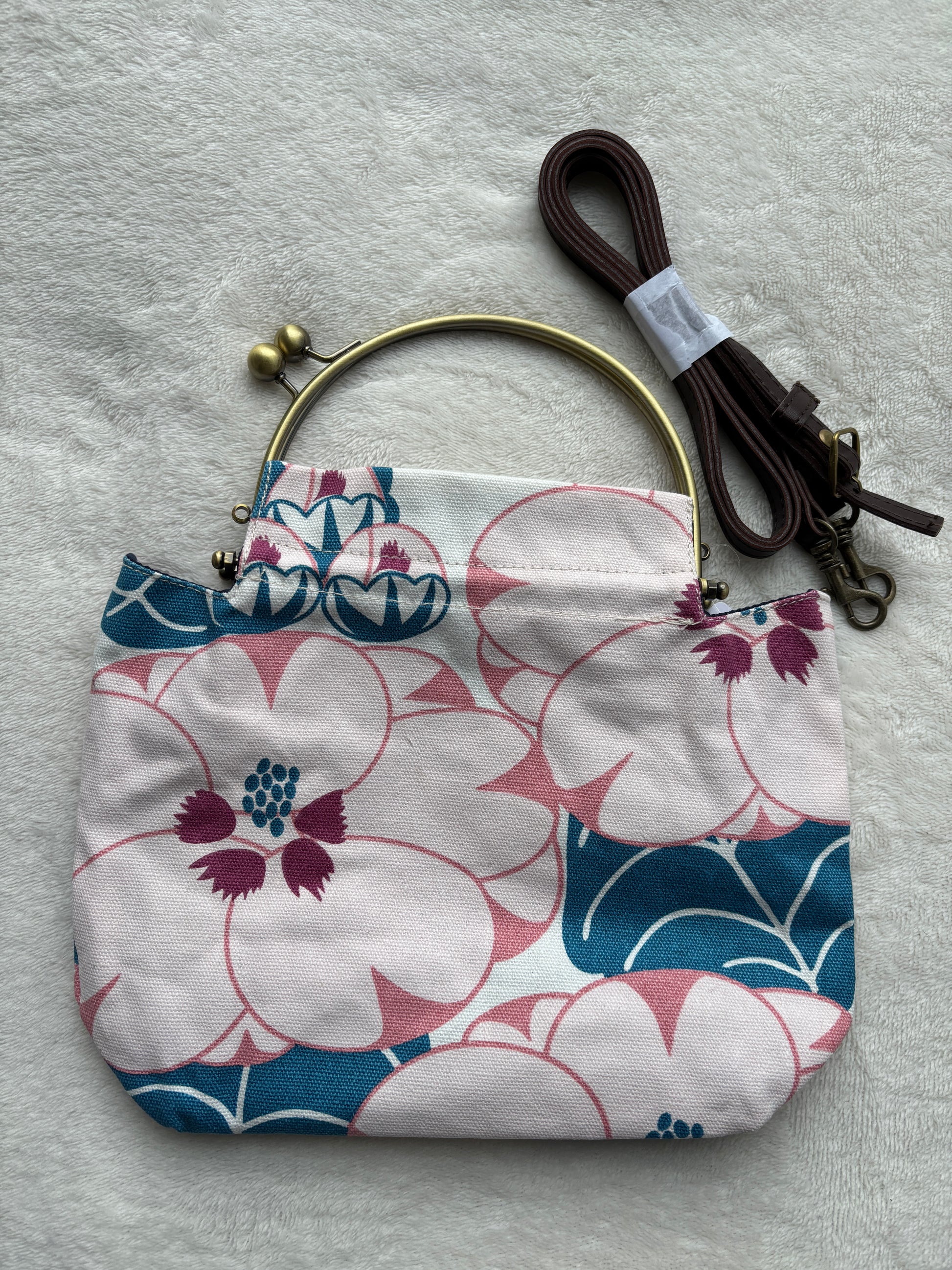sac à main japonais bleu à motifs floraux blanc, bleu et rose