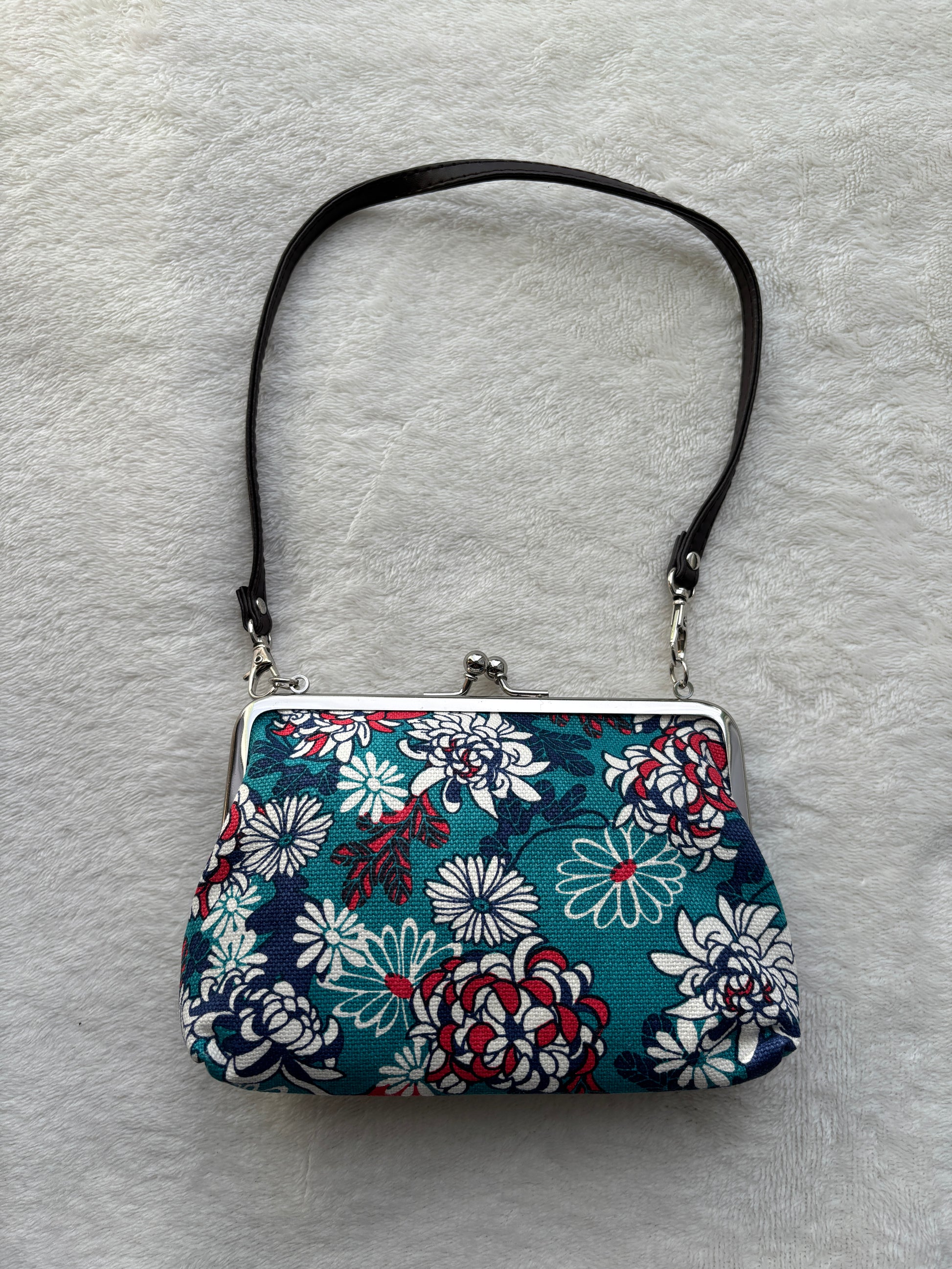 sac à main japonais bleu à motifs floraux blanc, bleu et rouge