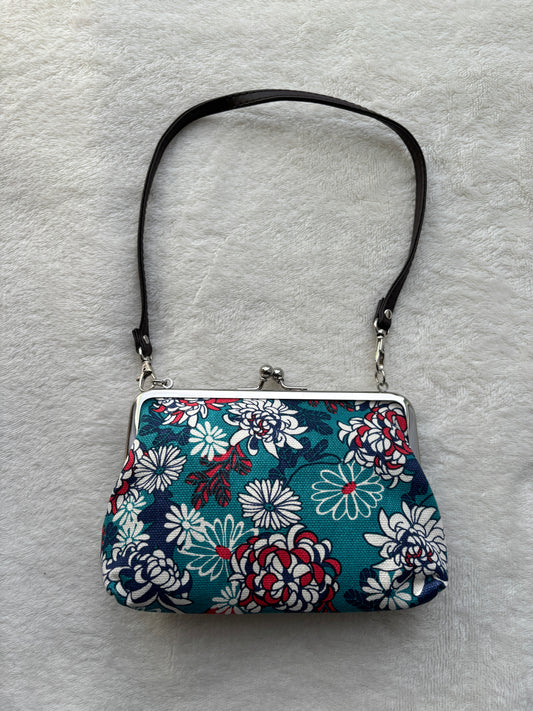 sac à main japonais bleu à motifs floraux blanc, bleu et rouge