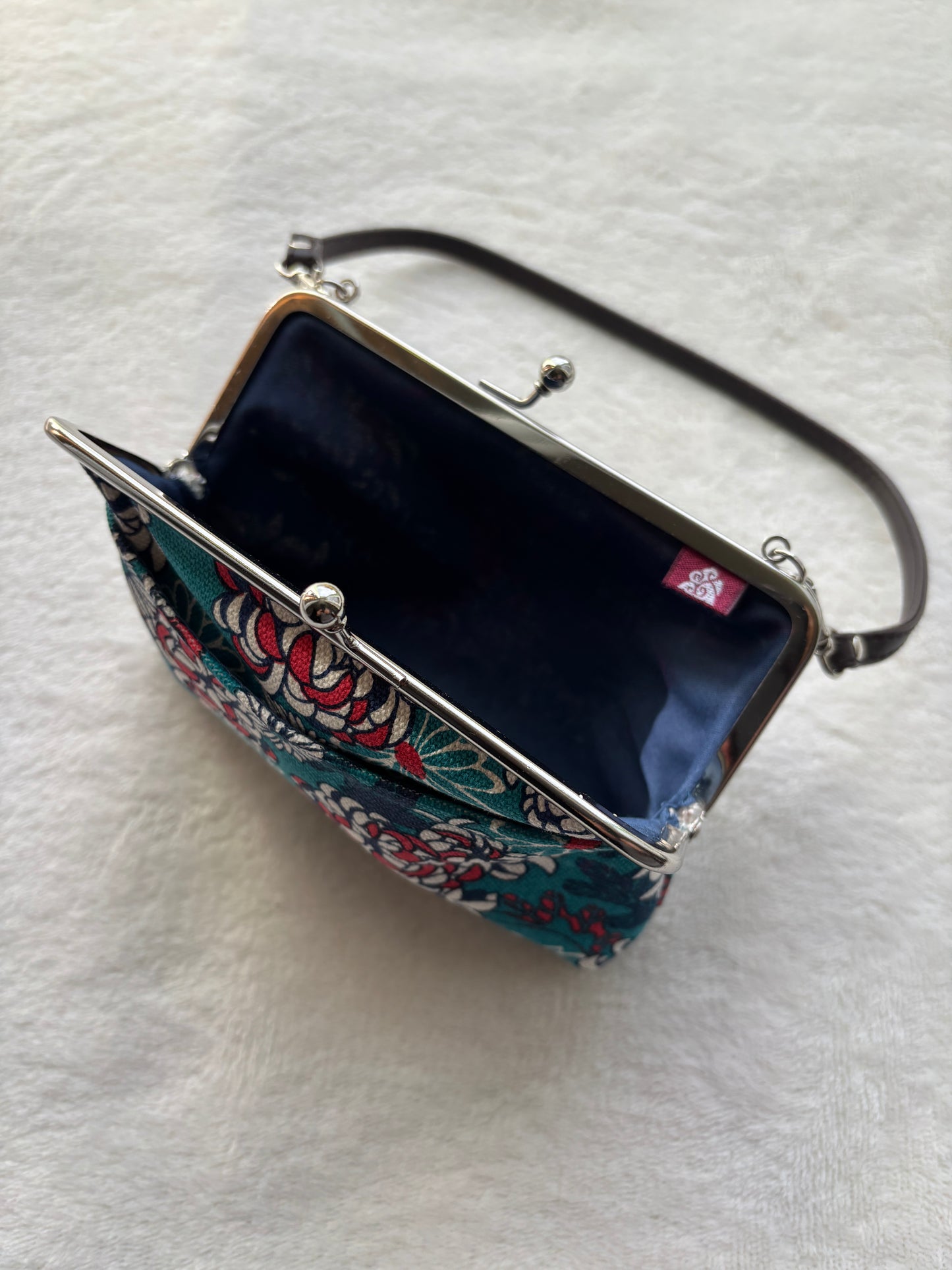 sac à main japonais bleu à motifs floraux blanc, bleu et rouge