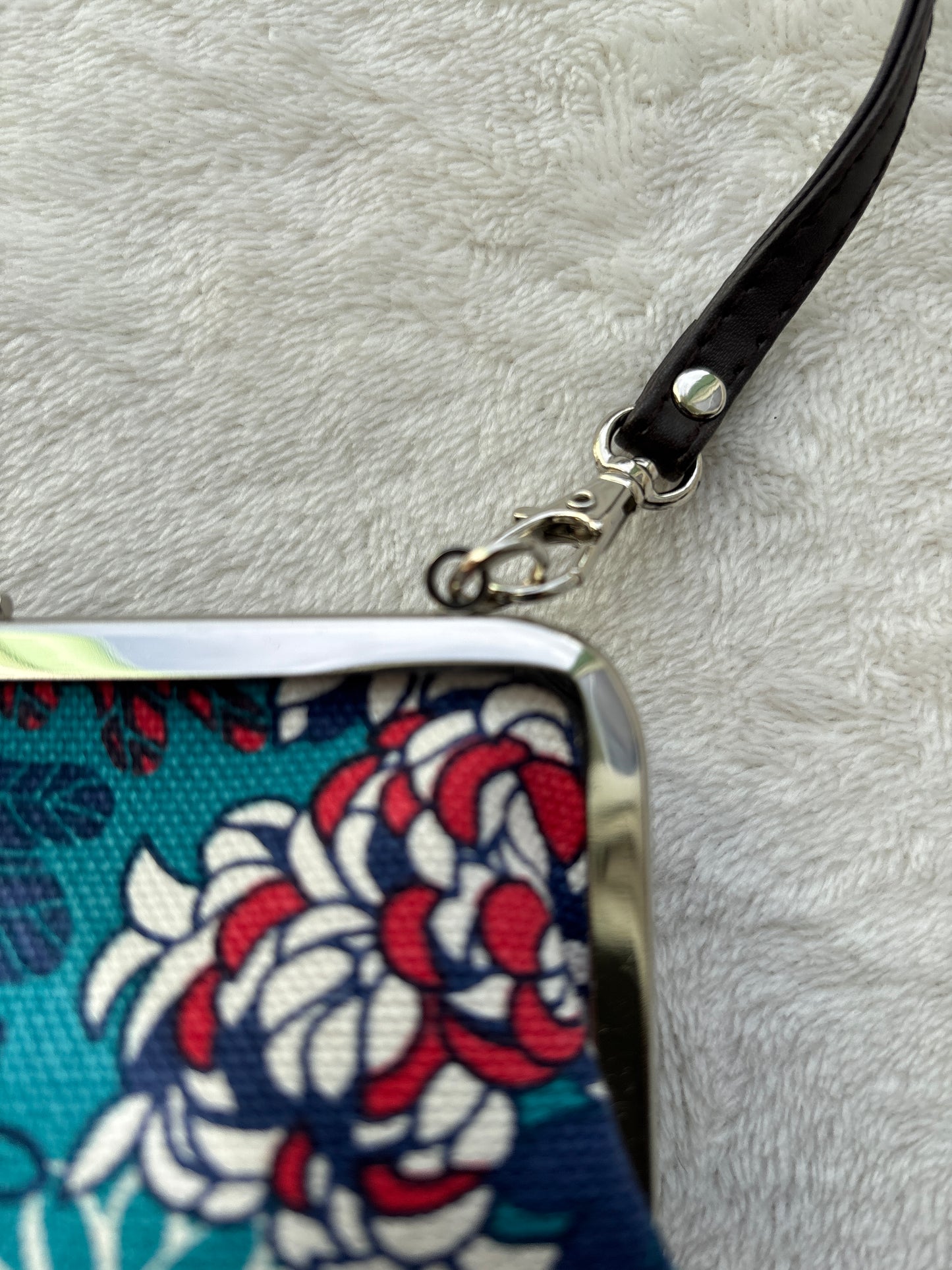 sac à main japonais bleu à motifs floraux blanc, bleu et rouge
