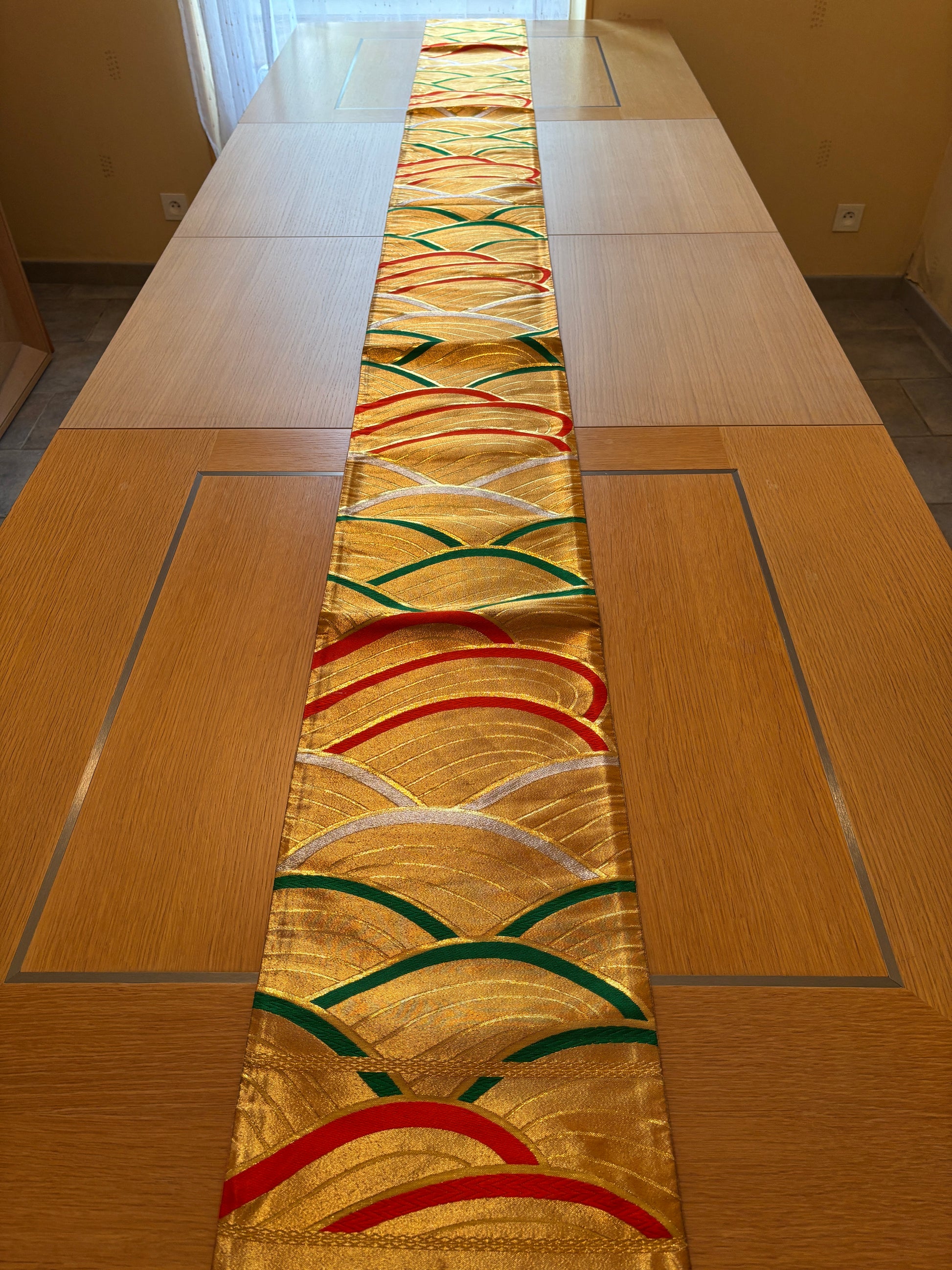 obi, ceinture japonaise brodée, couleur or, motifs de vague vert, rouge et blanc