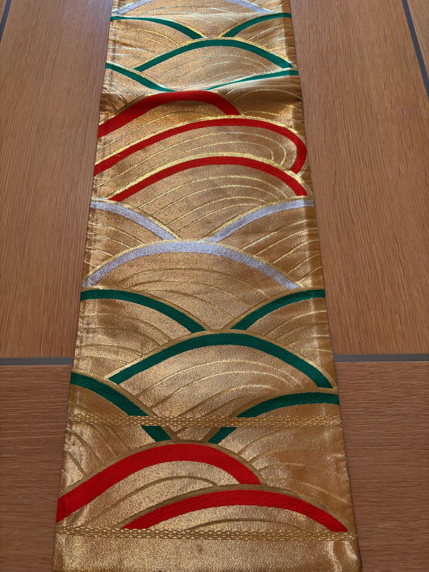 obi, ceinture japonaise brodée, couleur or, motifs de vague vert, rouge et blanc