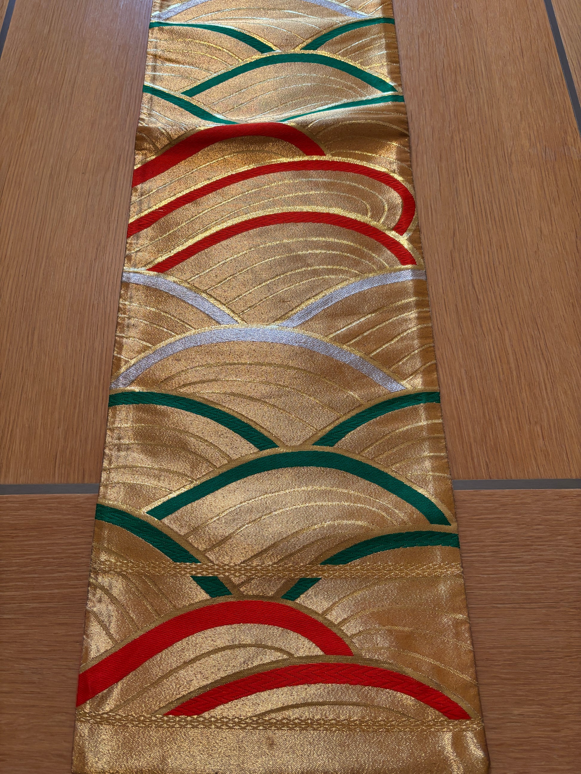 obi, ceinture japonaise brodée, couleur or, motifs de vague vert, rouge et blanc
