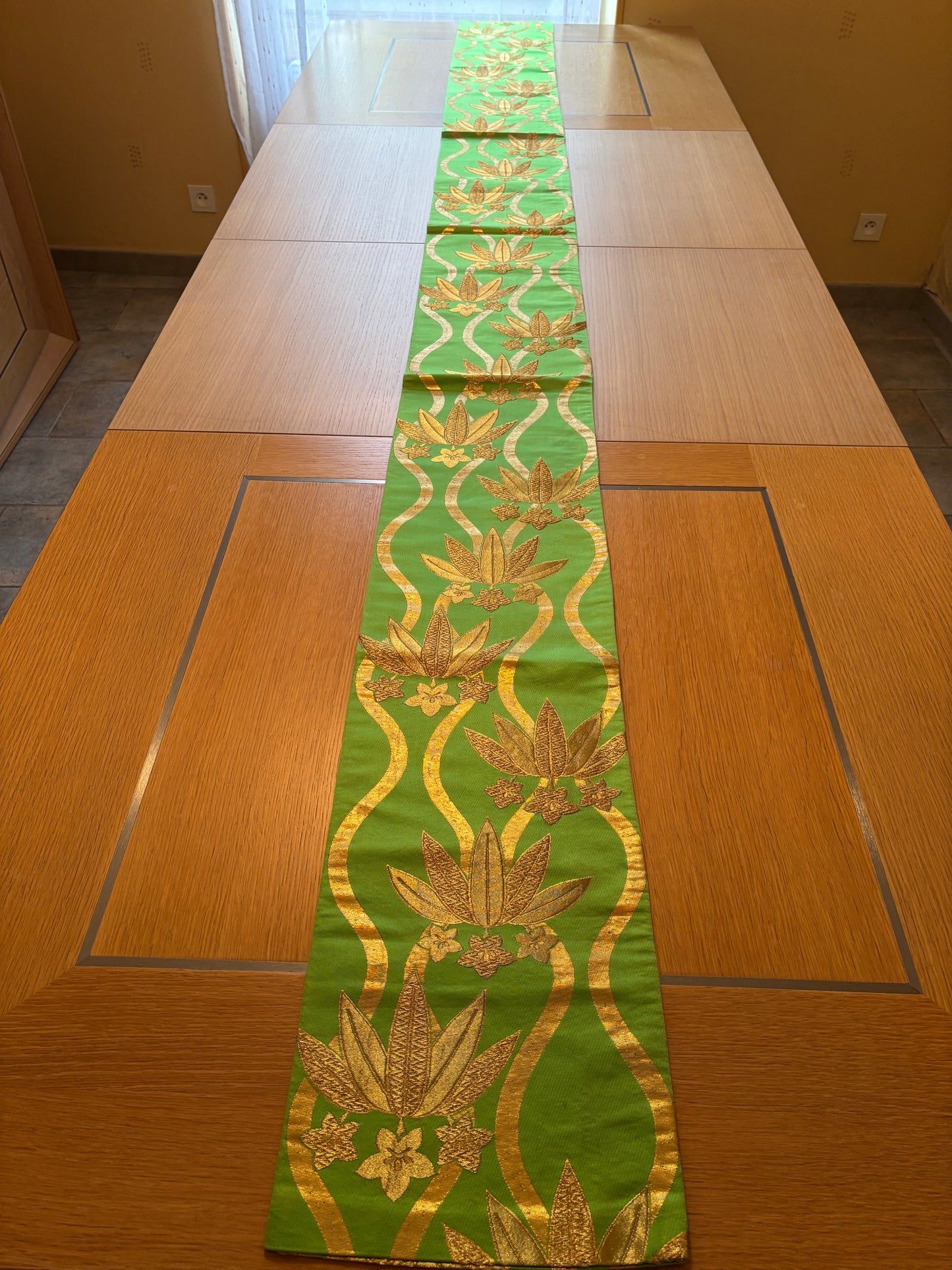 obi, ceinture japonaise brodée, couleur verte, motifs floraux couleur or