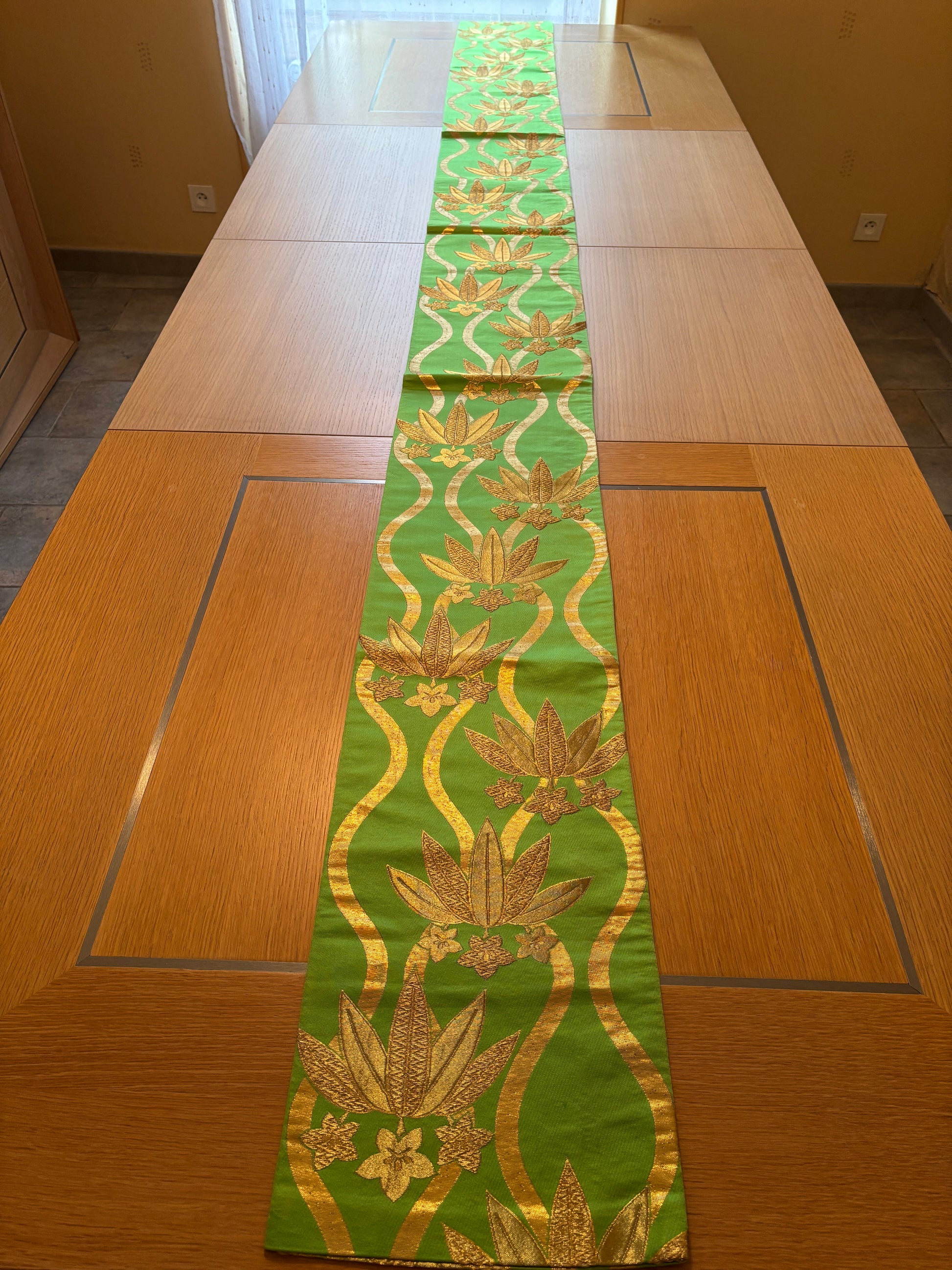 obi, ceinture japonaise brodée, couleur verte, motifs floraux couleur or