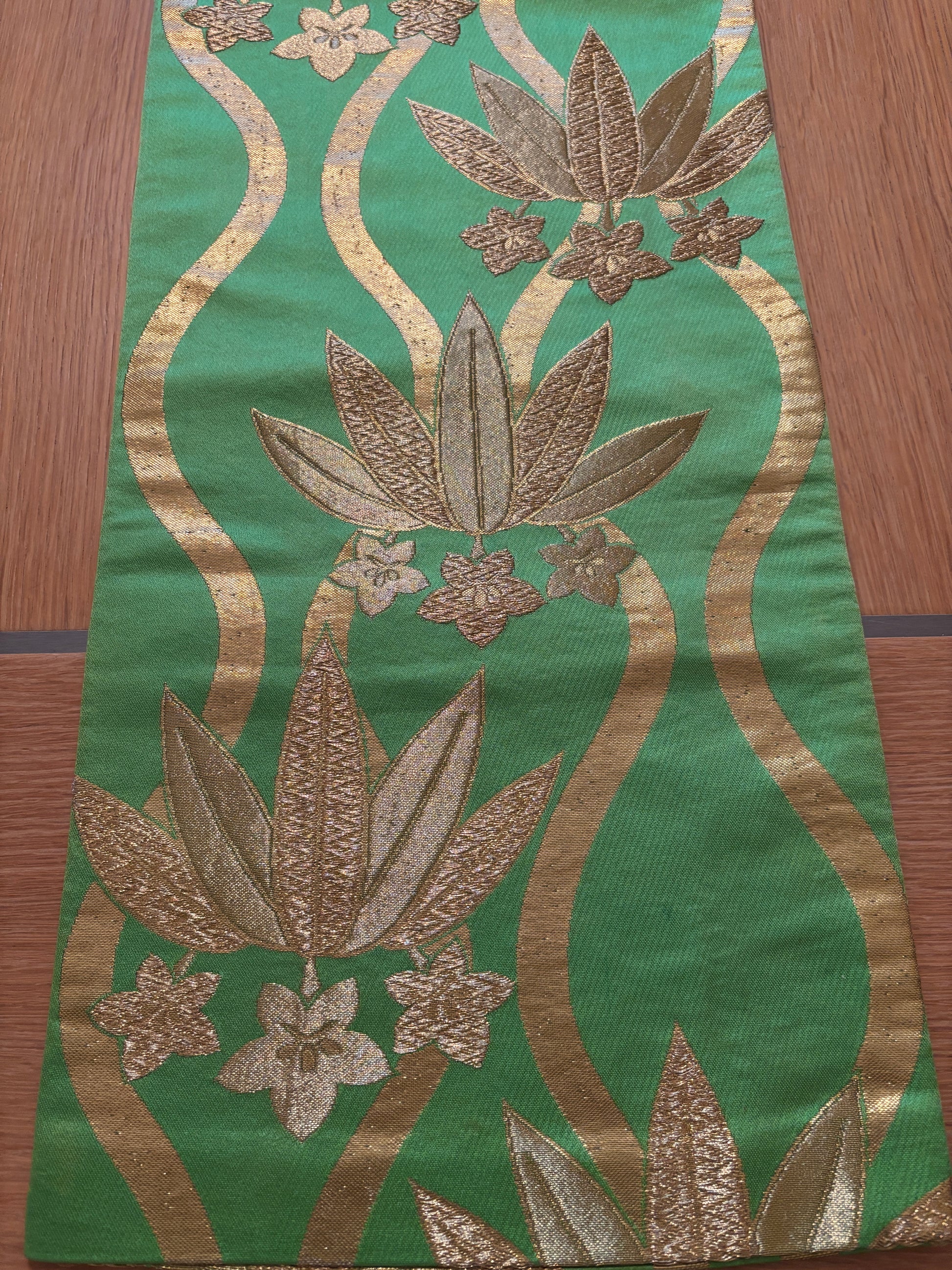obi, ceinture japonaise brodée, couleur verte, motifs floraux couleur or