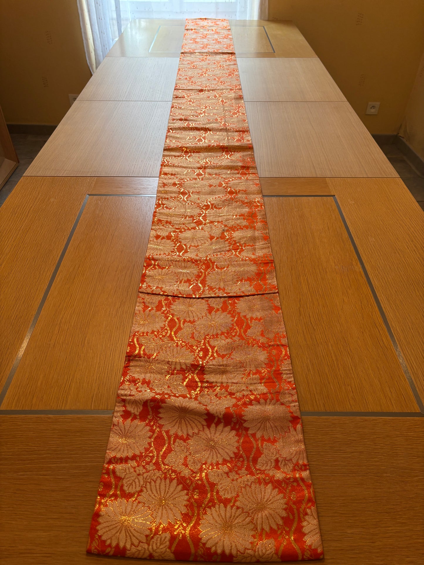 obi, ceinture japonaise brodée, couleur orange, motifs floraux couleur or