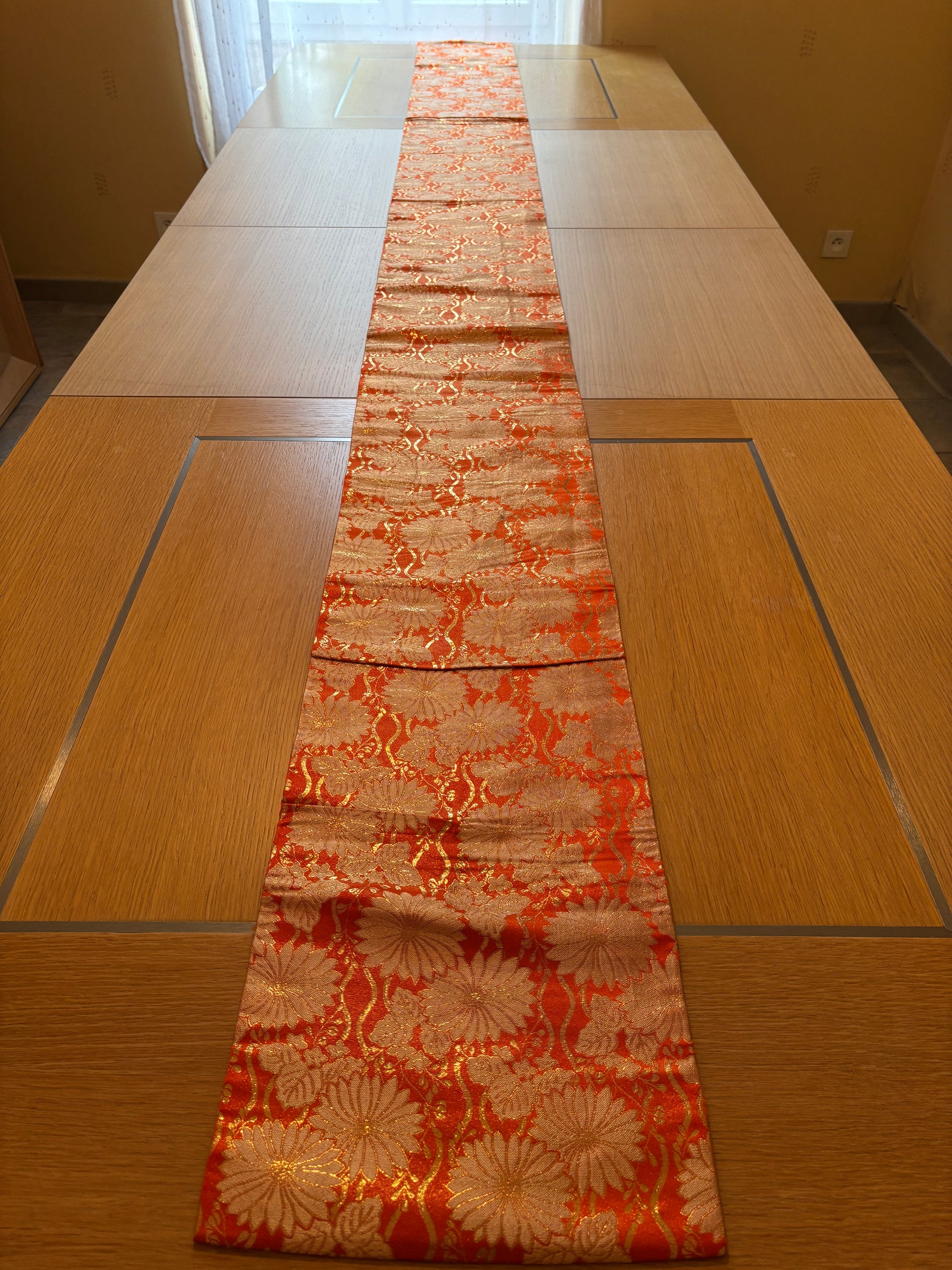 obi, ceinture japonaise brodée, couleur orange, motifs floraux couleur or