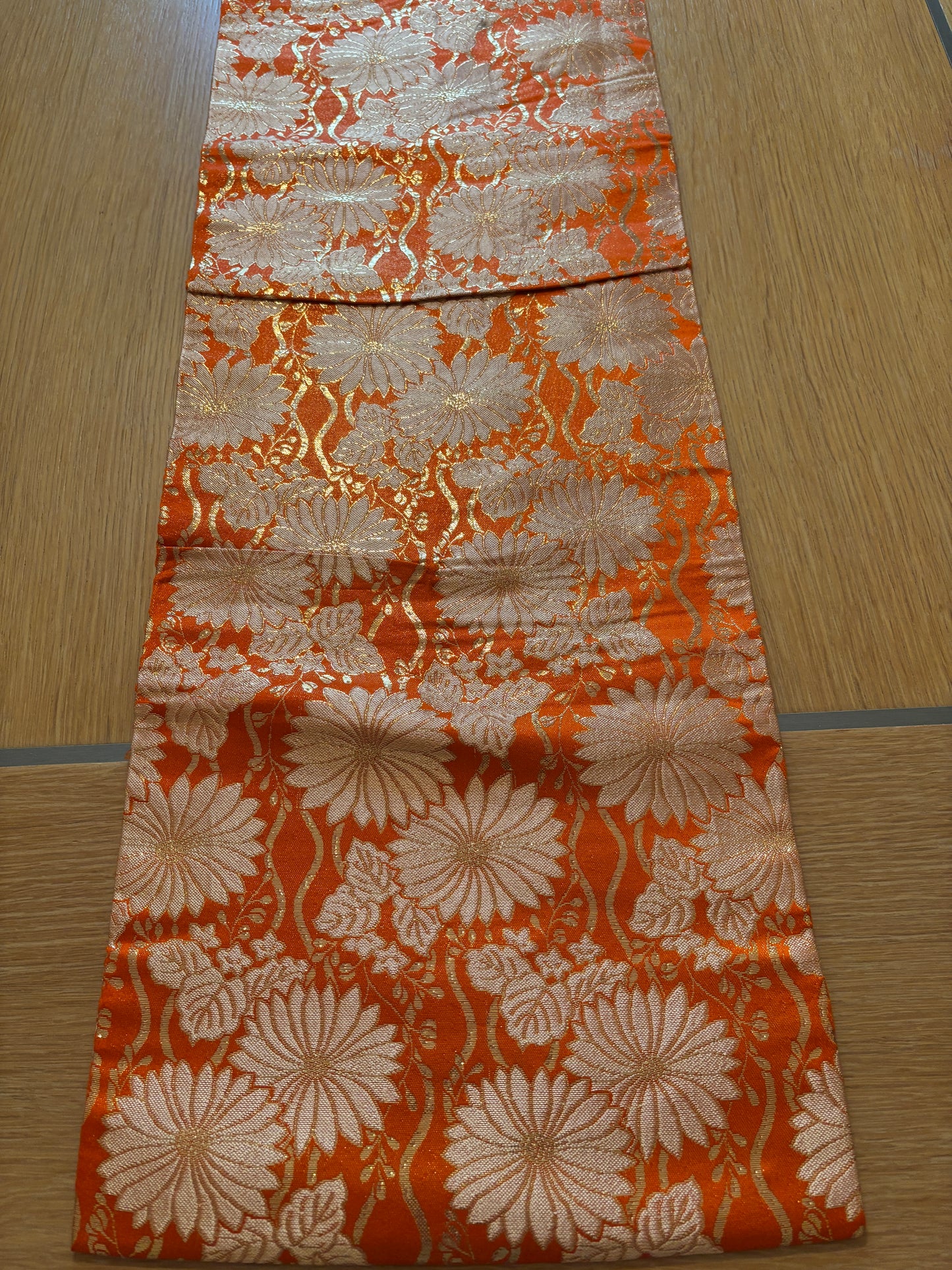 obi, ceinture japonaise brodée, couleur orange, motifs floraux couleur or