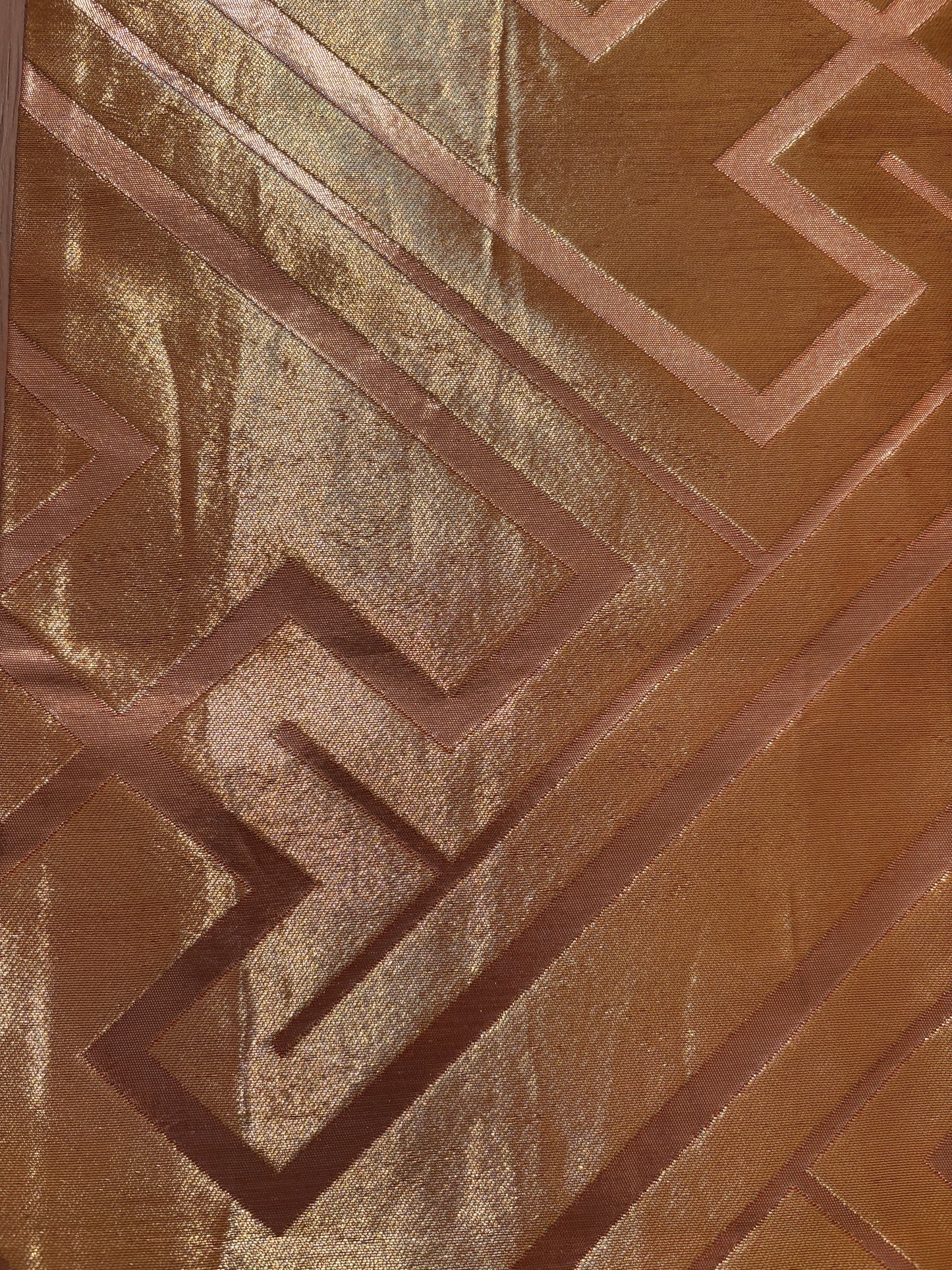 obi, ceinture japonaise brodée, couleur or, motif géométrique couleur or