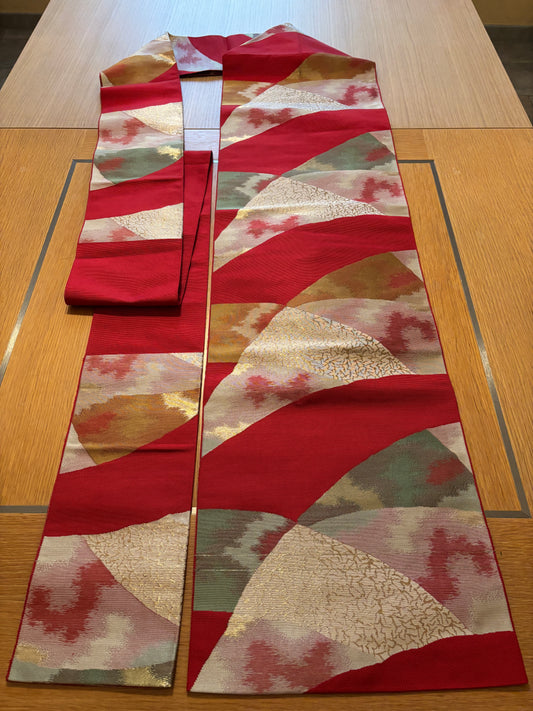 obi, ceinture japonaise brodée, couleur rouge, motif de vague vert et or