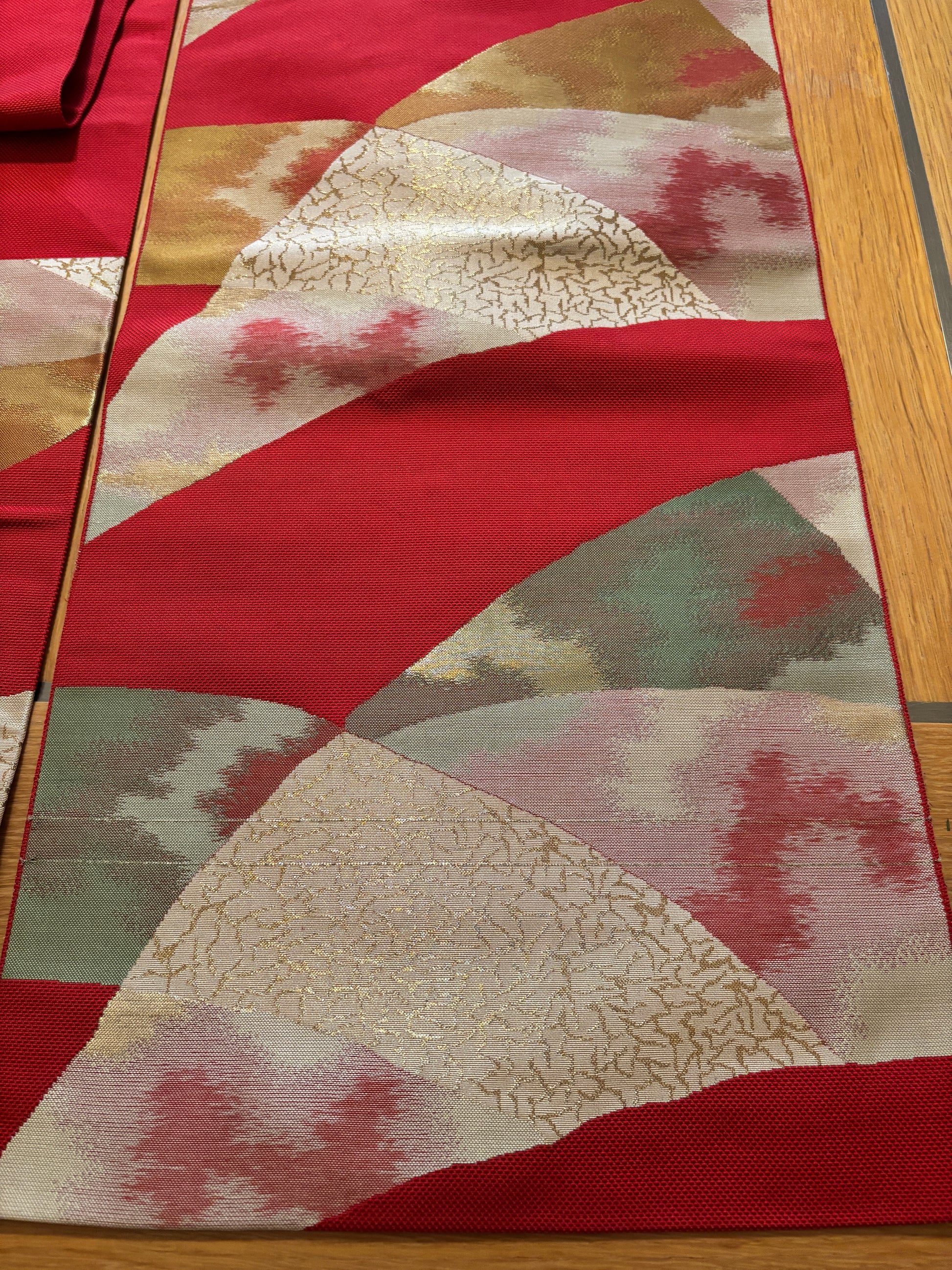 obi, ceinture japonaise brodée, couleur rouge, motif de vague vert et or
