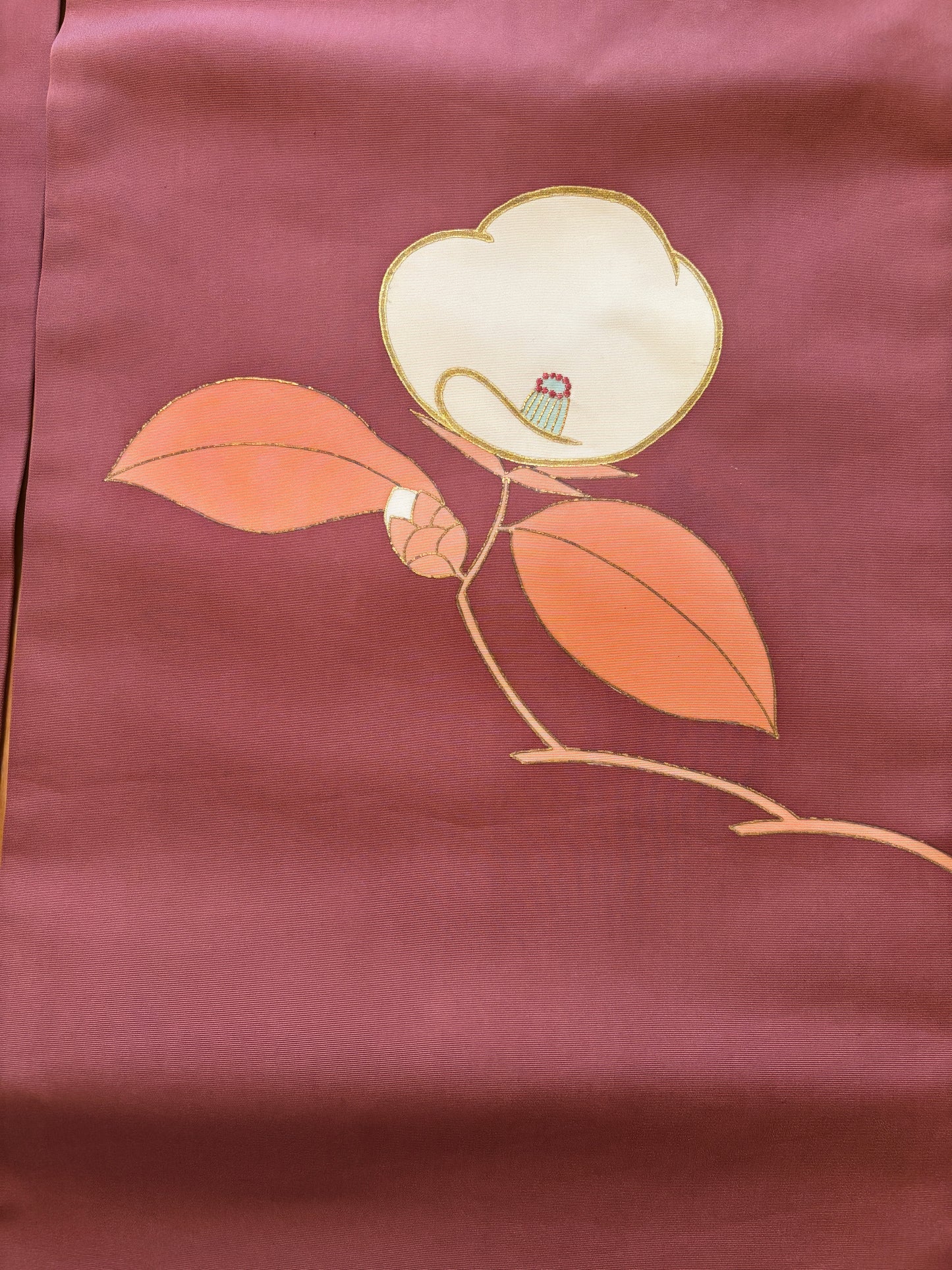 fleur brodée sur obi sur fond rouge bordeau