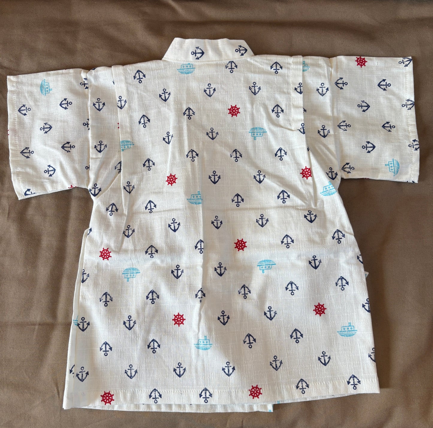 veste de jinbei, motif marin, ancre bleu marine sur fond blanc, garçon