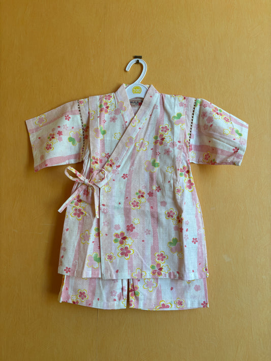 jinbei style pyjama, motifs floraux rose et vert sur fond rose et blanc, fille