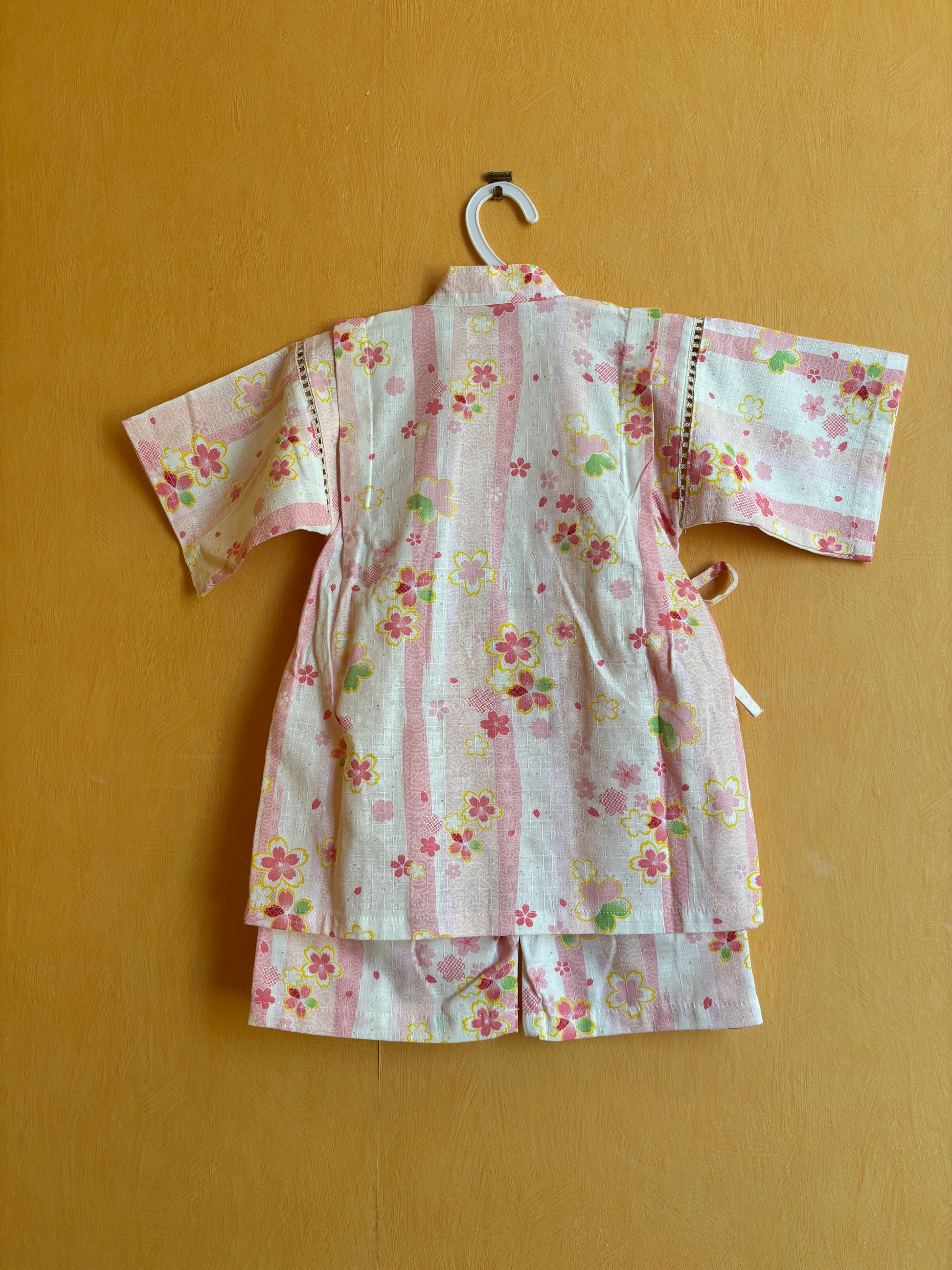 jinbei style pyjama, motifs floraux rose et vert sur fond rose et blanc, fille