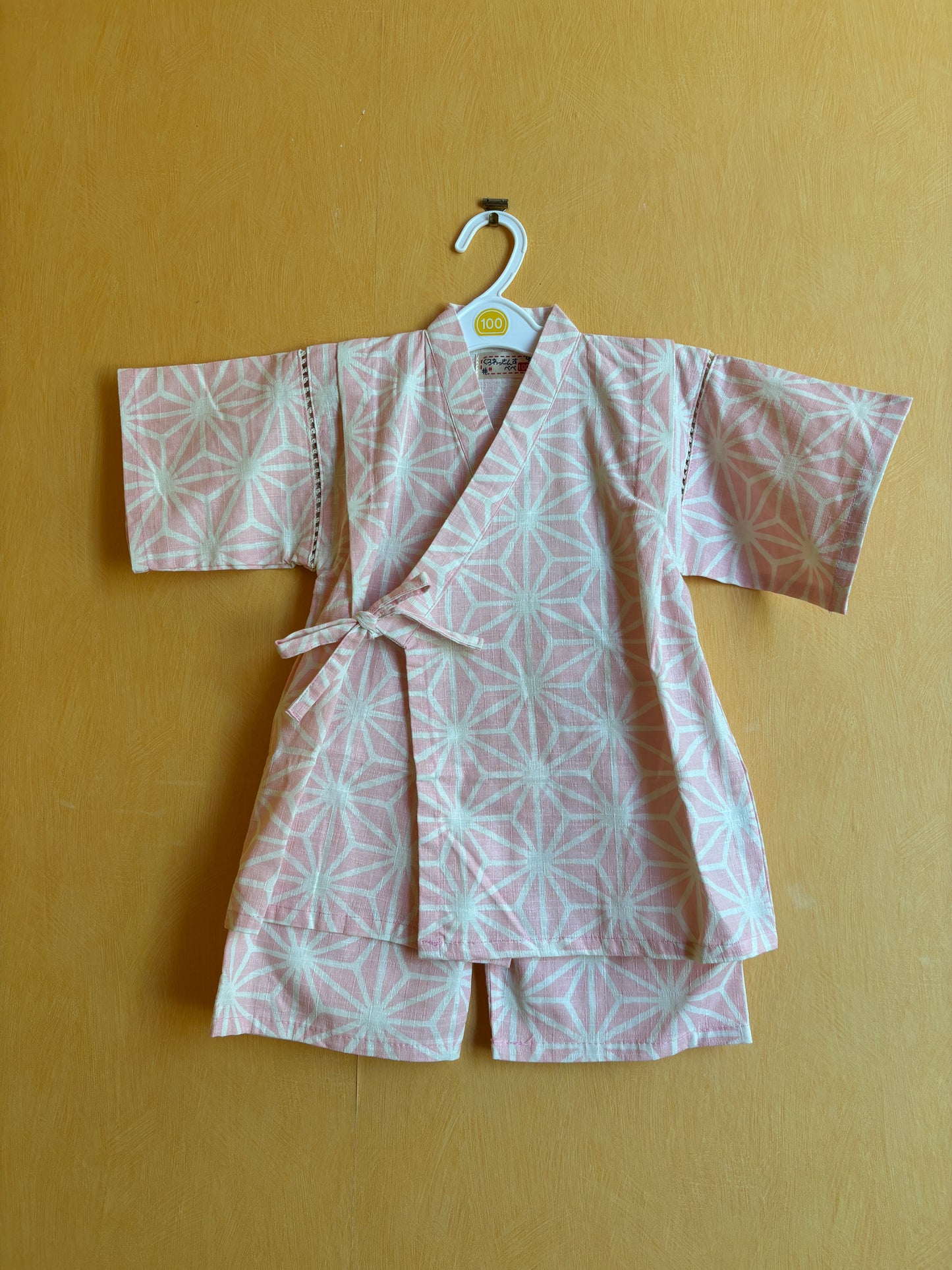 jinbei style pyjama, motifs géométrique asanoha blanc sur fond rose, fille