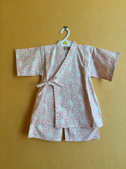 jinbei style pyjama, motifs géométrique asanoha blanc sur fond rose, fille