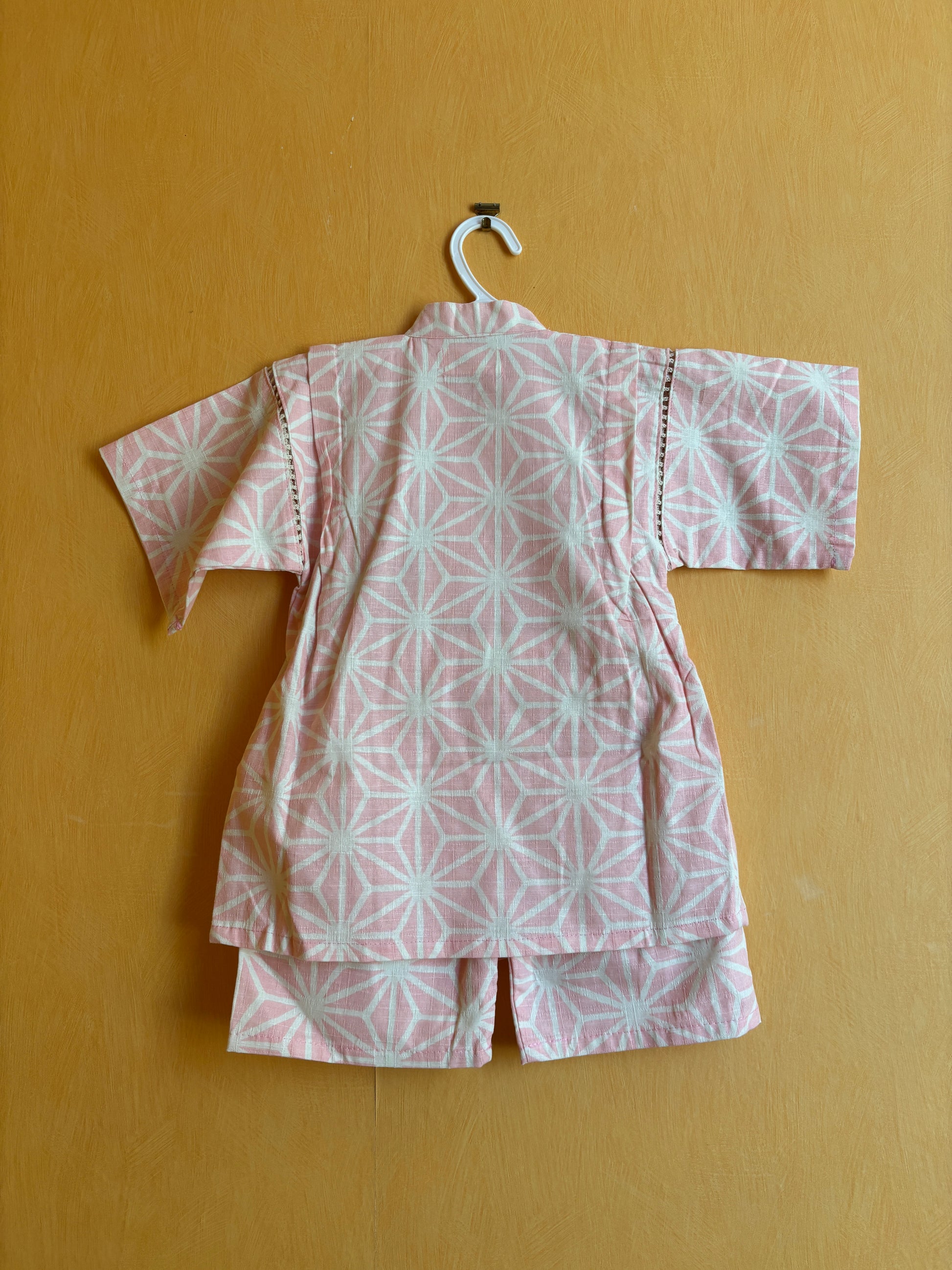jinbei style pyjama, motifs géométrique asanoha blanc sur fond rose, fille