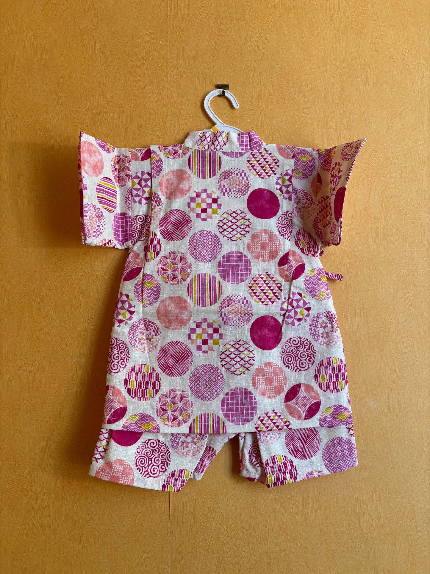 jinbei style pyjama, motifs géométrique cercle rose sur fond blanc, fille