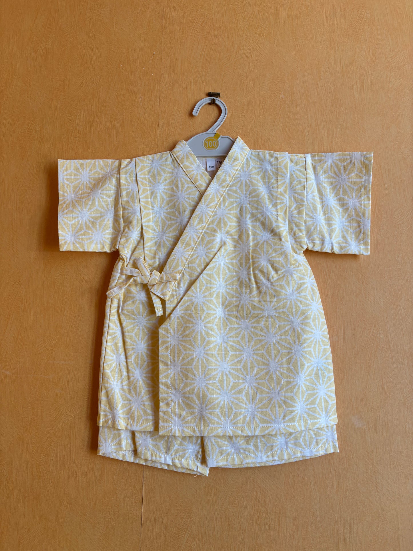 jinbei style pyjama, motifs géométrique asanoha blanc sur fond jaune, unisexe