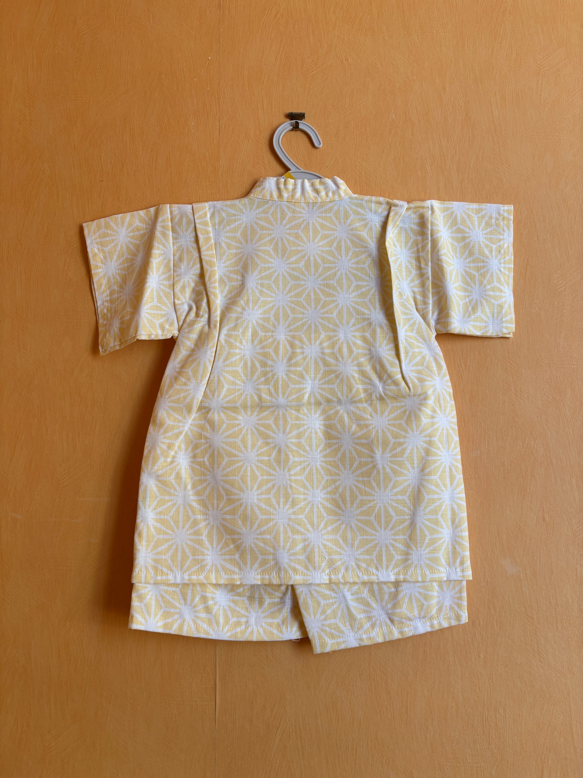 jinbei style pyjama, motifs géométrique asanoha blanc sur fond jaune, unisexe