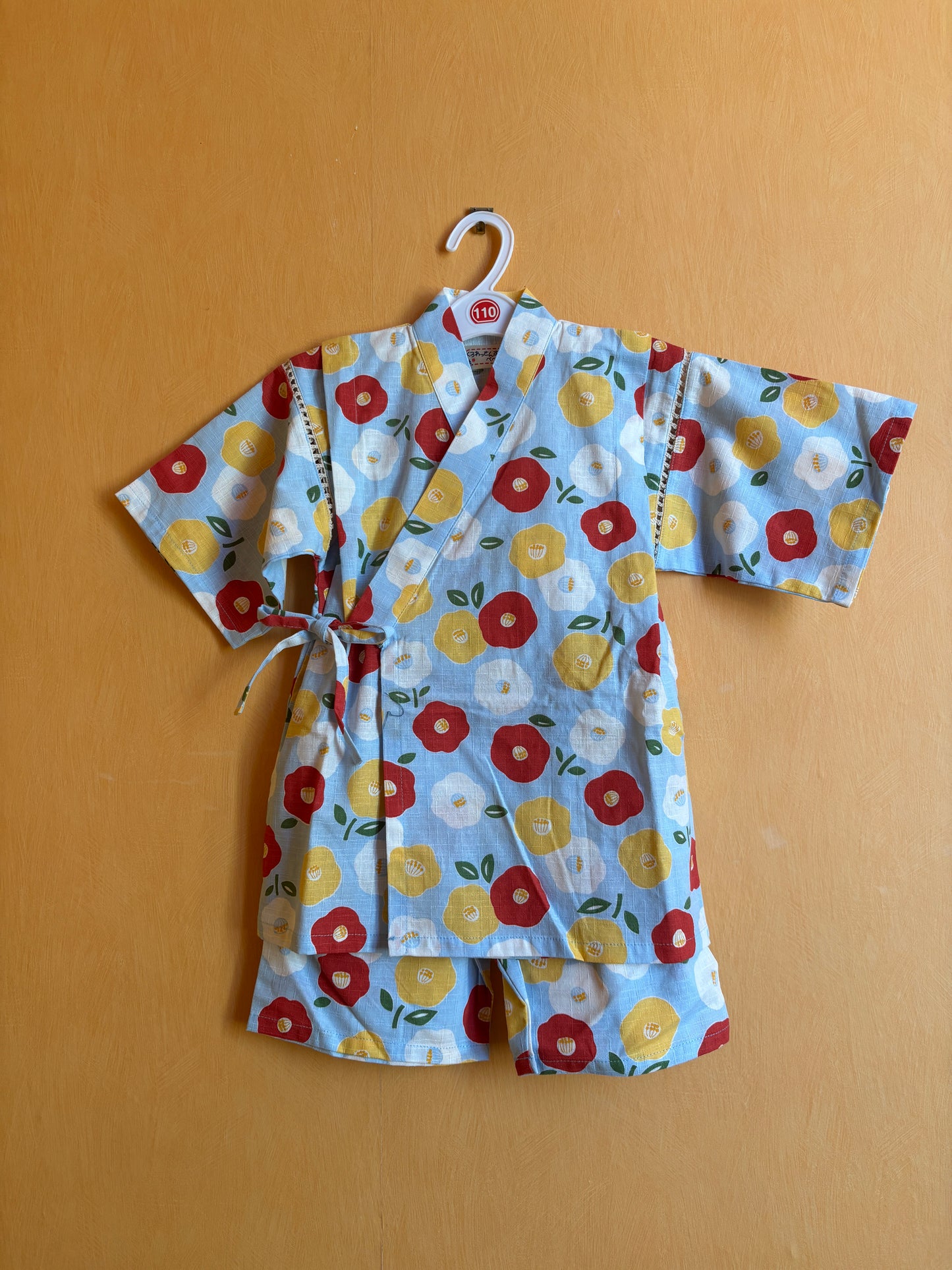 jinbei style pyjama, motifs floraux jaune, rouge et blanc, unisexe