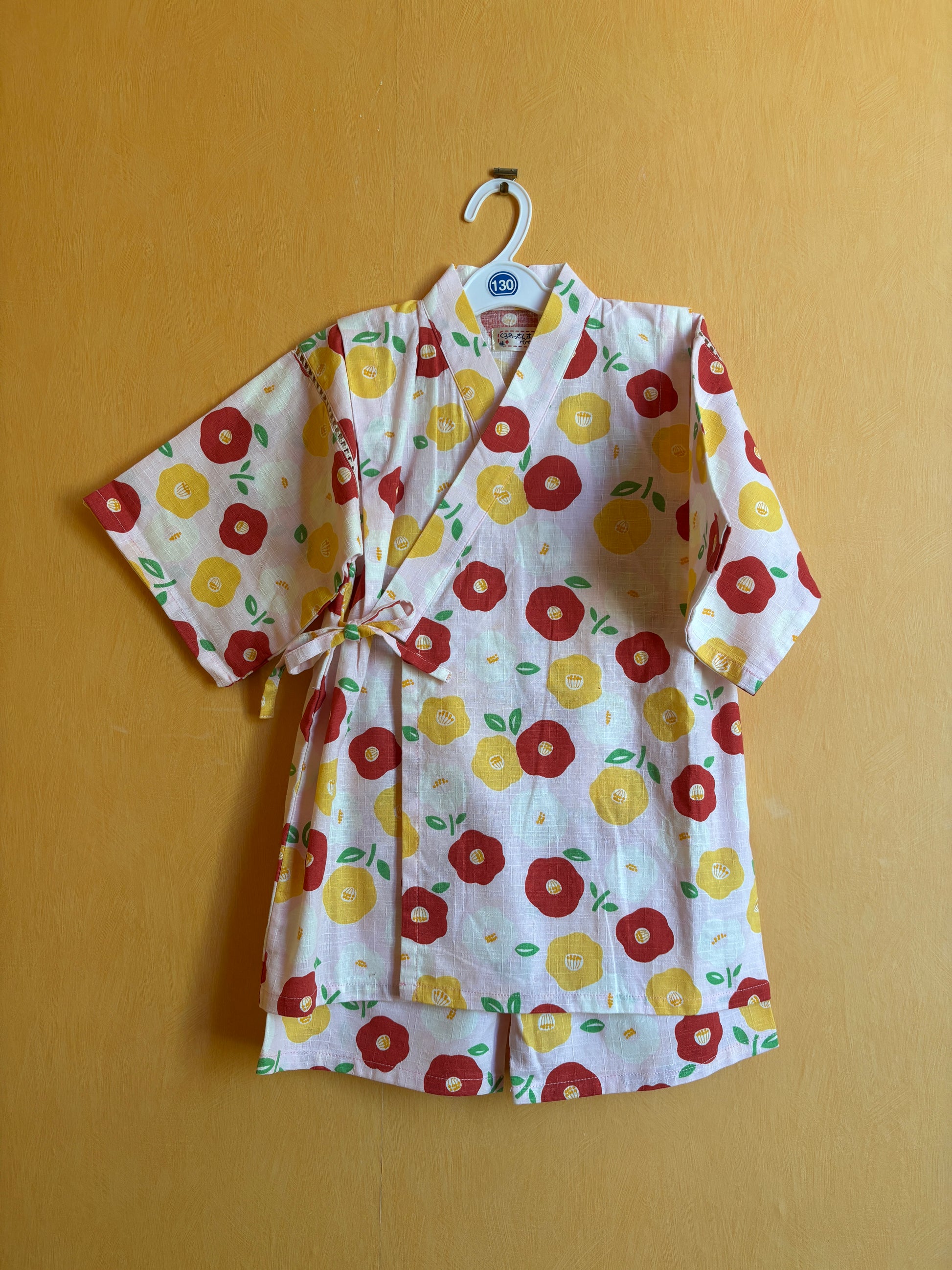 jinbei style pyjama, motifs floraux blanc, jaune et rouge, fille