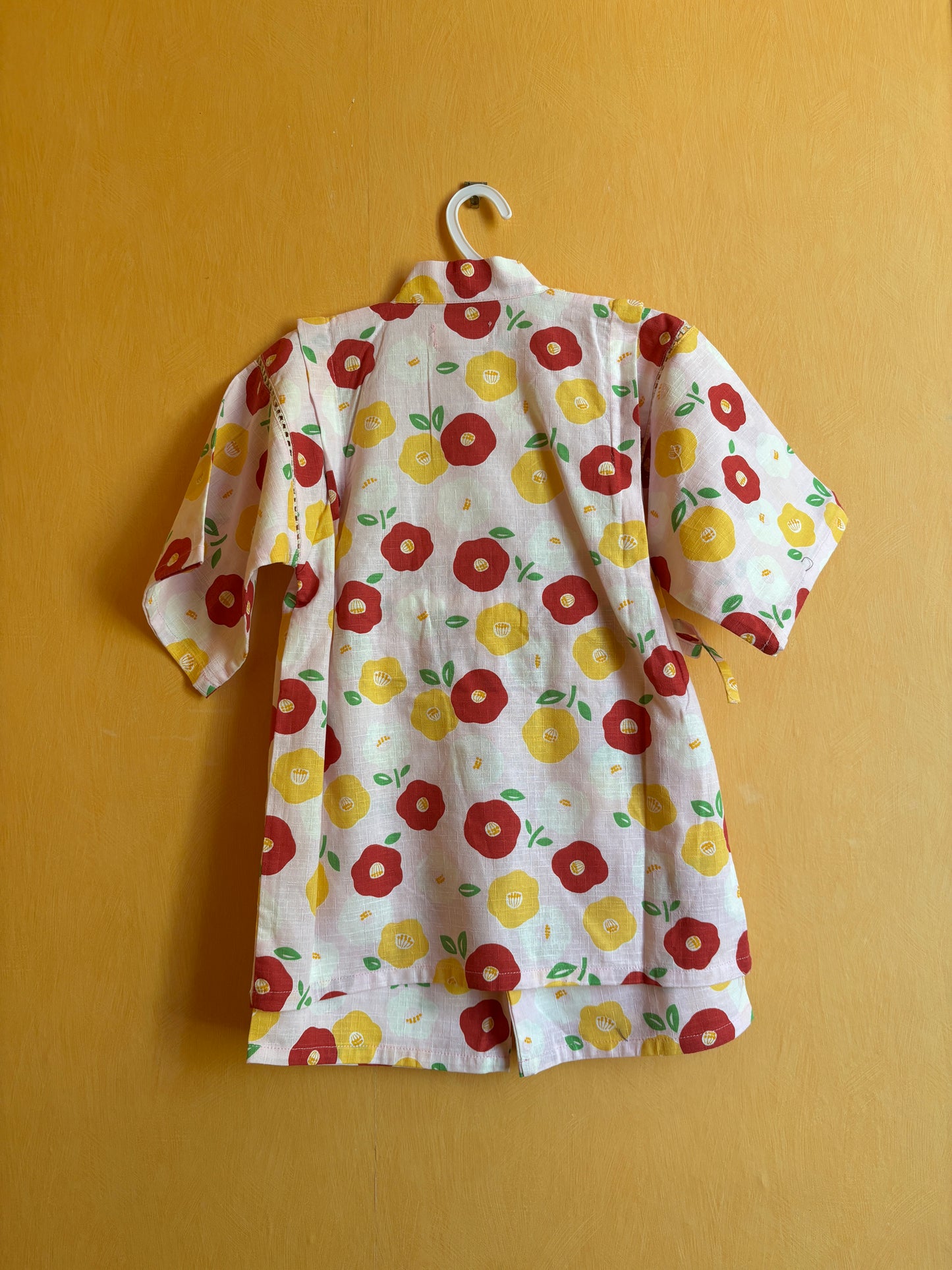jinbei style pyjama, motifs floraux blanc, jaune et rouge, fille