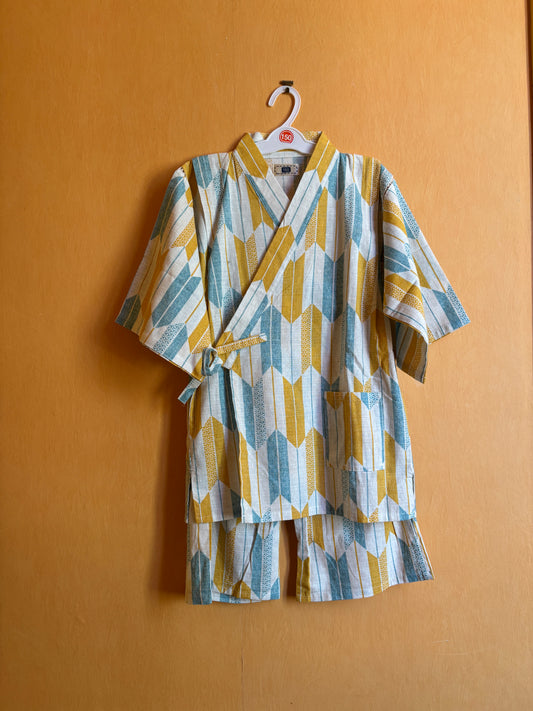 jinbei style pyjama, motifs de flèche jaune et bleu clair sur fond blanc, garçon