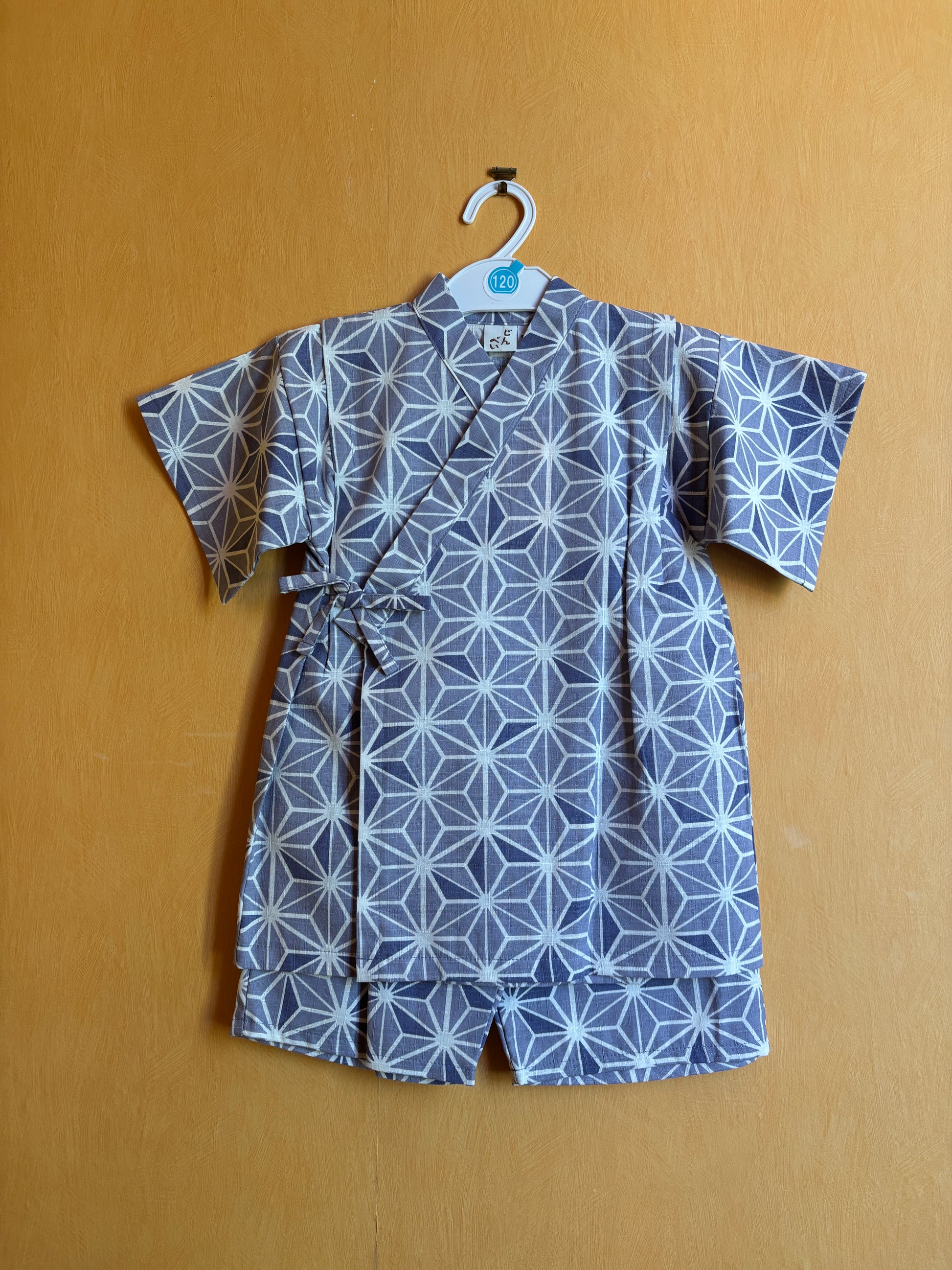 jinbei façon pyjamas, motifs géométrique asanoha blanc sur fond bleu, garçon