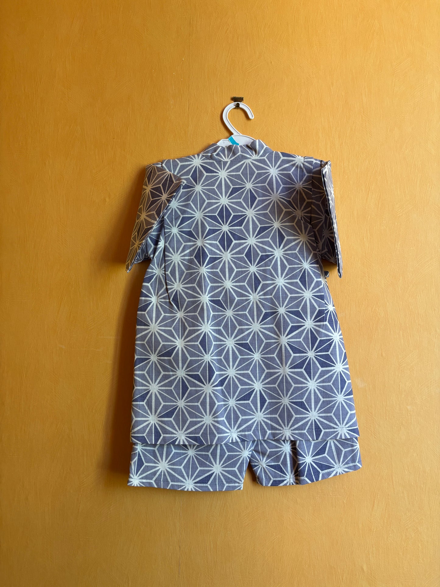 jinbei façon pyjamas, motifs géométrique asanoha blanc sur fond bleu, garçon