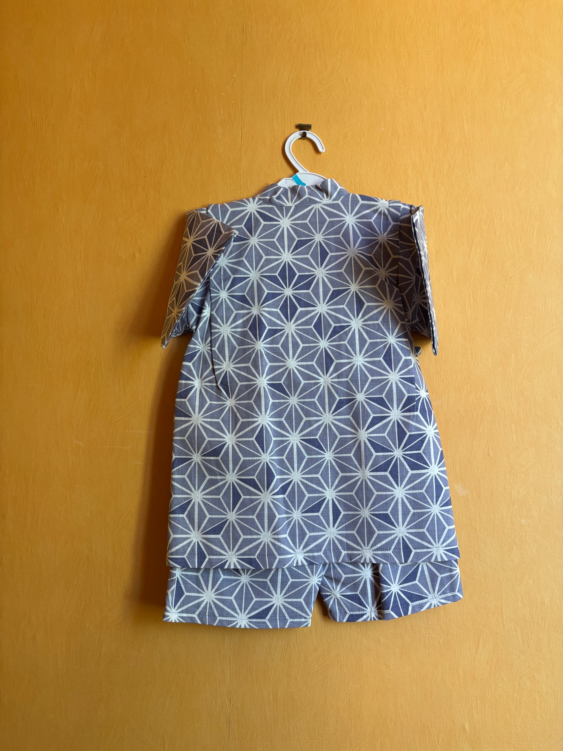 jinbei façon pyjamas, motifs géométrique asanoha blanc sur fond bleu, garçon
