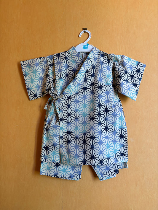jinbei façon pyjamas, motifs géométrique asanoha bleu sur fond blanc, garçon