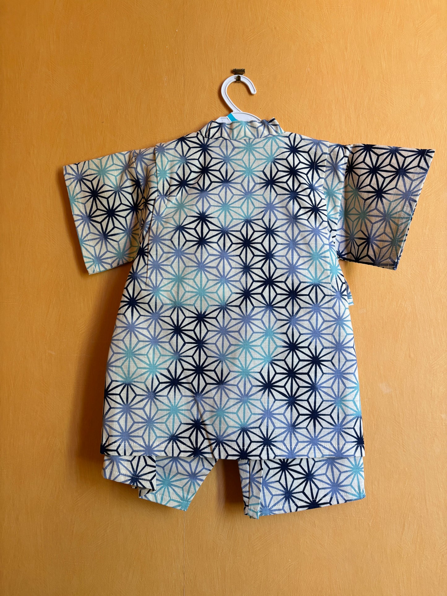 jinbei façon pyjamas, motifs géométrique asanoha bleu sur fond blanc, garçon