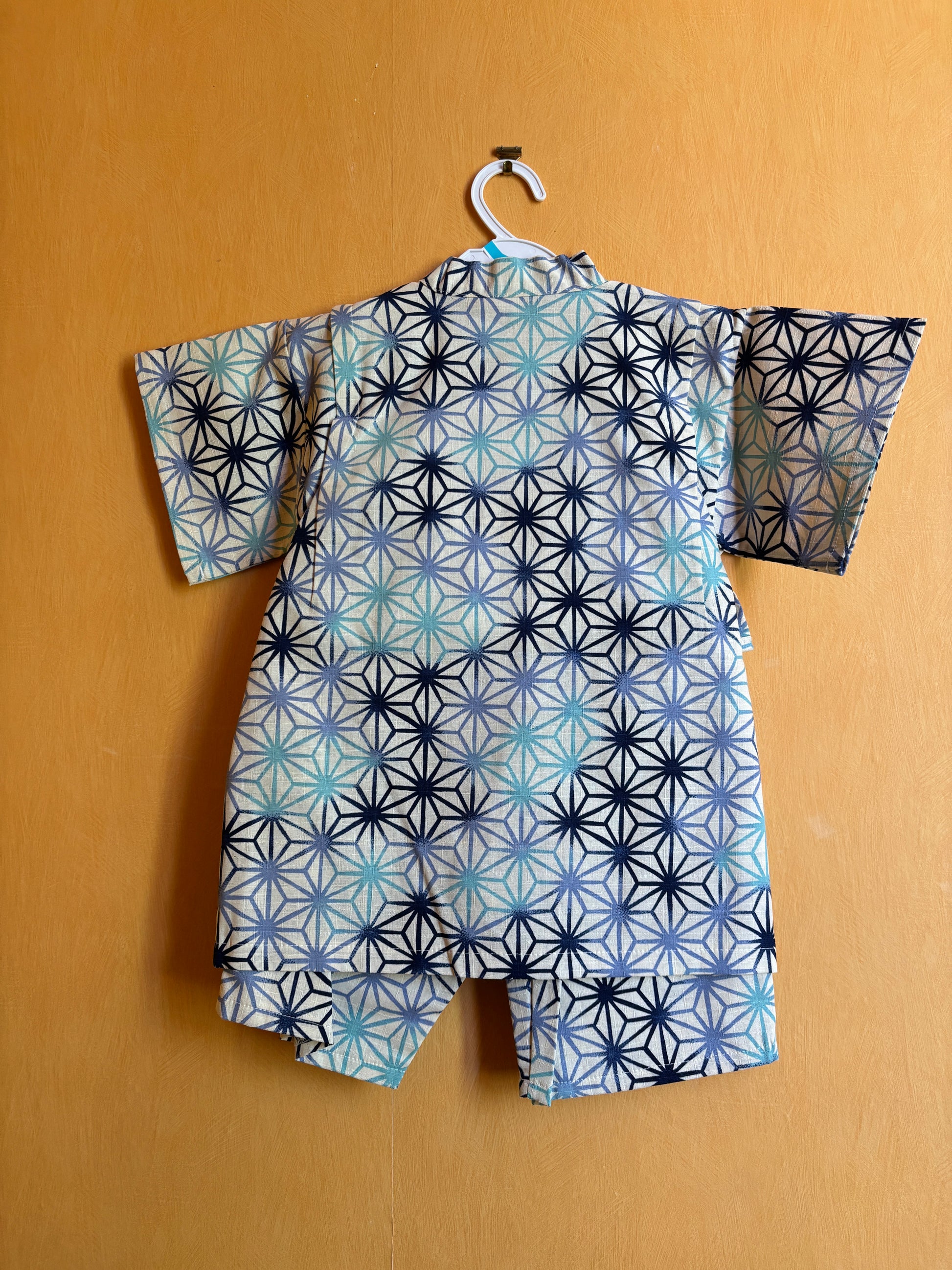 jinbei façon pyjamas, motifs géométrique asanoha bleu sur fond blanc, garçon