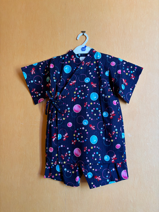 jinbei façon pyjamas, motifs géométrique cercle bleu et rose, motif animalier poisson rouge, fond bleu marine, unisexe