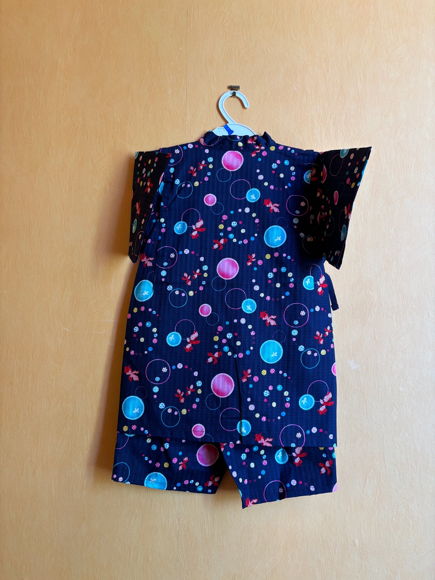 jinbei façon pyjamas, motifs géométrique cercle bleu et rose, motif animalier poisson rouge, fond bleu marine, unisexe