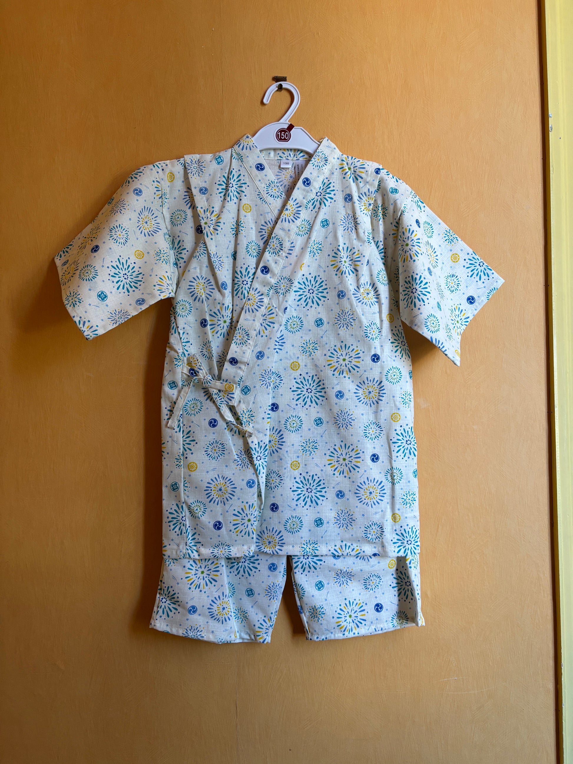 jinbei style pyjama, motifs feu d'artifice bleu sur fond blanc, garçon
