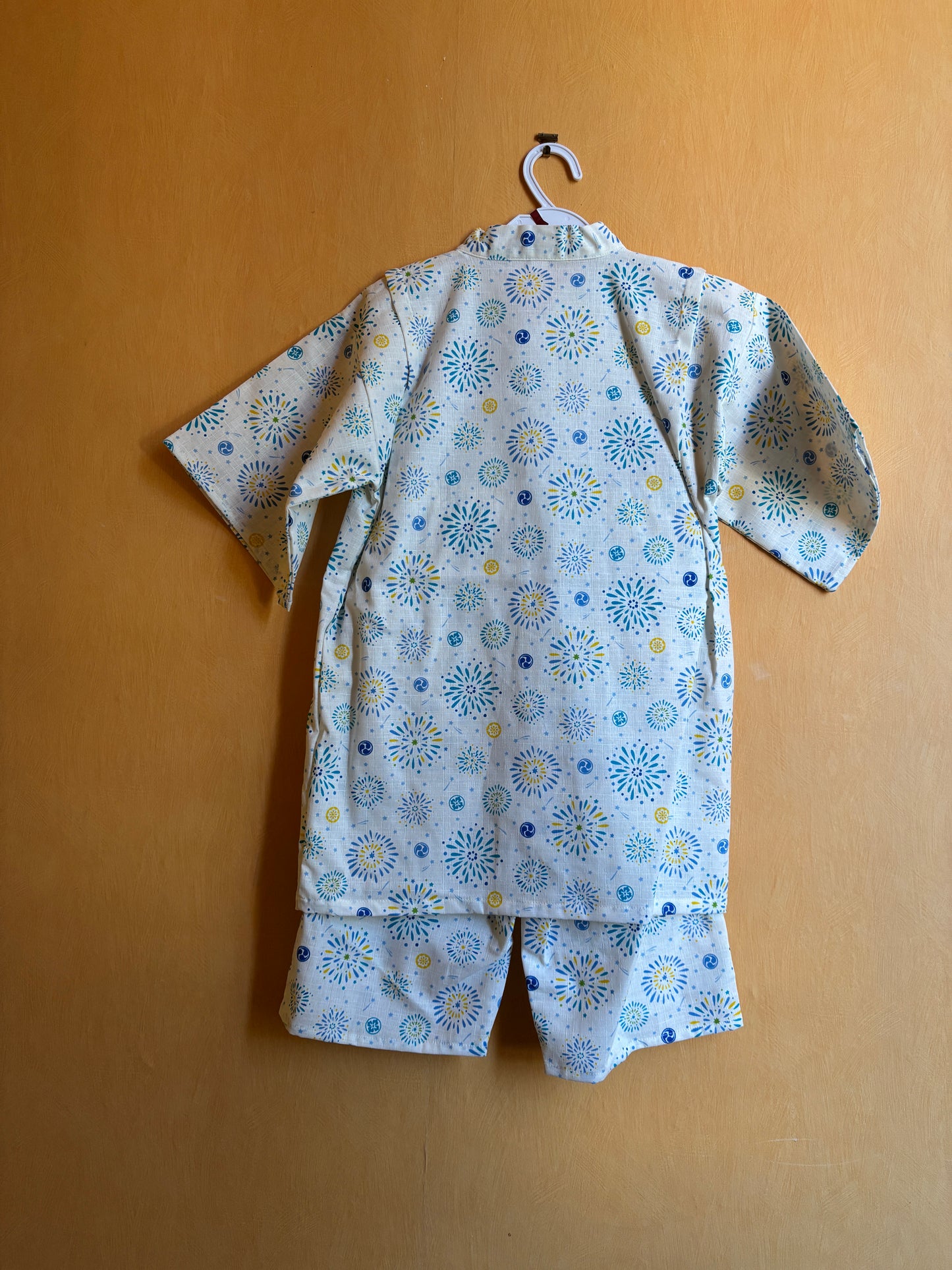 jinbei style pyjama, motifs feu d'artifice bleu sur fond blanc, garçon