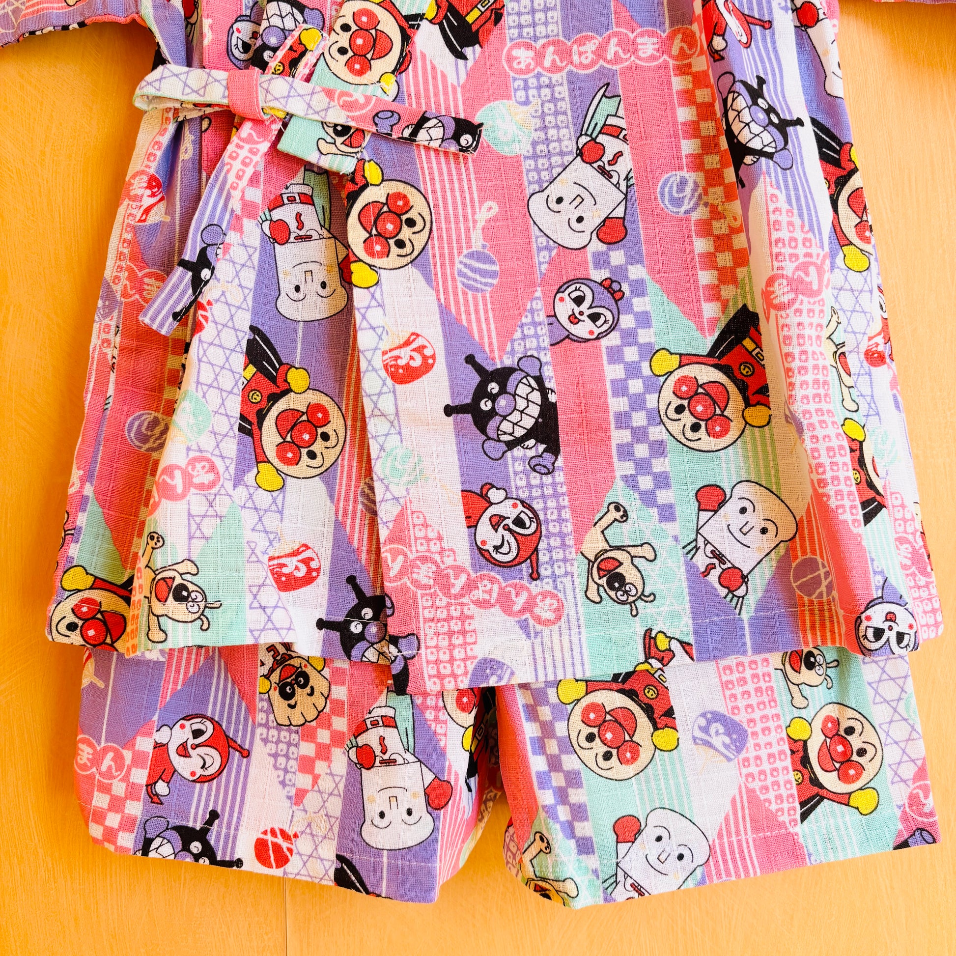 ensemble de jinbei veste et short, super héro anpanman, couleur vert violet et rose, unisexe