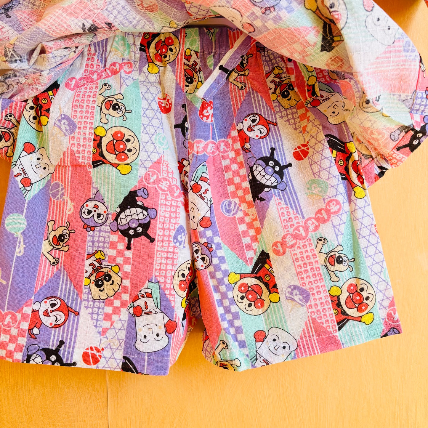 ensemble de jinbei veste et short, super héro anpanman, couleur vert violet et rose, unisexe